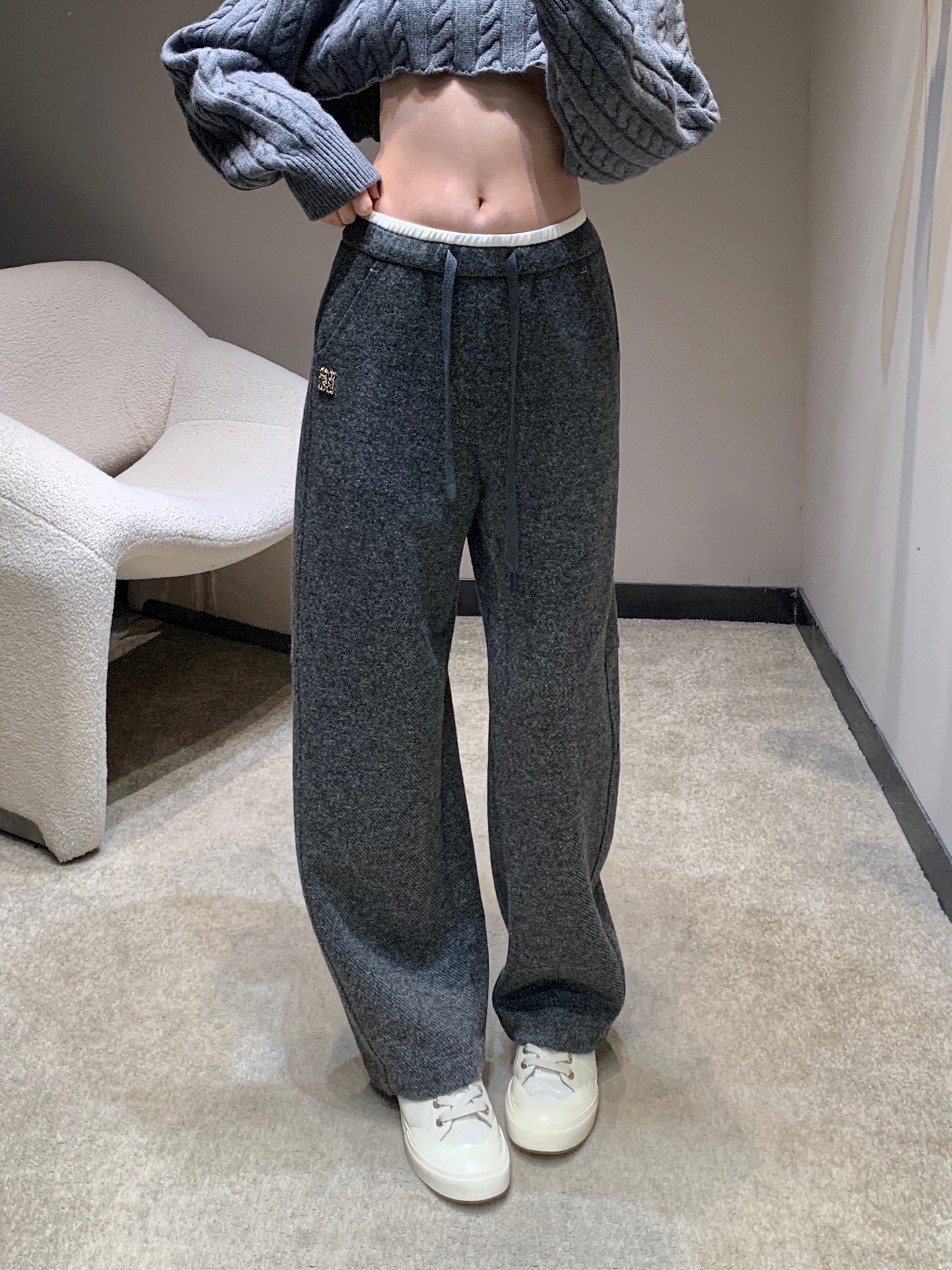 NO:560907,LOEW* 25Fw new autumn and winter Aangram metal logo contrasting waist drawstring casual trousers丨Exclusive high-end version!  It adopts a wide-leg version, and the neat drape not only modifies the leg shape, but also gives the outfit a lazy and atmospheric atmosphere. It selects autumn and winter texture fabrics, which are soft and skin-friendly and have good warmth retention. It can be easily controlled from daily outings to light business occasions. Dark gray and dark brown colors are available.  , suitable for different styles of layering ideas, wear it with a short sweater to show off your waist, or wear it with a simple white T for casual casualness, and easily create a variety of autumn and winter styles. Ready for sale S/M/L,, loewe, sweaters, alexander  wang19860909LOEW* 25Fw秋冬新款 Aangram金属徽标撞色腰抽绳休闲长裤丨独家高版出品！采用阔腿版型,利落垂坠感修饰腿型的同时,赋予穿搭慵懒大气的氛围；精选秋冬质感面料,柔软亲肤且保暖性佳,从日常出街到轻商务场合都能从容驾驭.深灰、深棕双色可选,适配不同风格的叠搭思路,配短款毛衣露腰显辣,搭简约白T休闲随性,轻松打造秋冬多元造型.现货发售S/M/L,,loewe,sweaters,alexander wang,Women's clothing