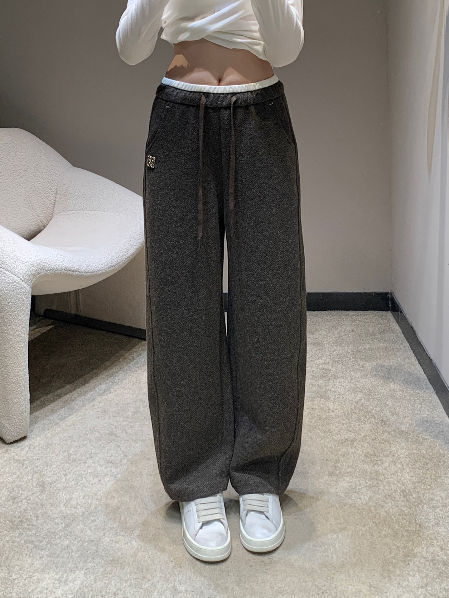 NO:560913,LOEW* 25Fw new autumn and winter Aangram metal logo contrasting waist drawstring casual trousers丨Exclusive high-end version!  It adopts a wide-leg version, and the neat drape not only modifies the leg shape, but also gives the outfit a lazy and atmospheric atmosphere. It selects autumn and winter texture fabrics, which are soft and skin-friendly and have good warmth retention. It can be easily controlled from daily outings to light business occasions. Dark gray and dark brown colors are available.  , suitable for different styles of layering ideas, wear it with a short sweater to show off your waist, or wear it with a simple white T for casual casualness, and easily create a variety of autumn and winter looks. Available in stock S/M/L,, loewe, sweaters, alexander  wang19860909LOEW* 25Fw秋冬新款 Aangram金属徽标撞色腰抽绳休闲长裤丨独家高版出品！采用阔腿版型,利落垂坠感修饰腿型的同时,赋予穿搭慵懒大气的氛围；精选秋冬质感面料,柔软亲肤且保暖性佳,从日常出街到轻商务场合都能从容驾驭.深灰、深棕双色可选,适配不同风格的叠搭思路,配短款毛衣露腰显辣,搭简约白T休闲随性,轻松打造秋冬多元造型.现货发售S/M/L,,loewe,sweaters,alexander wang,Women's clothing