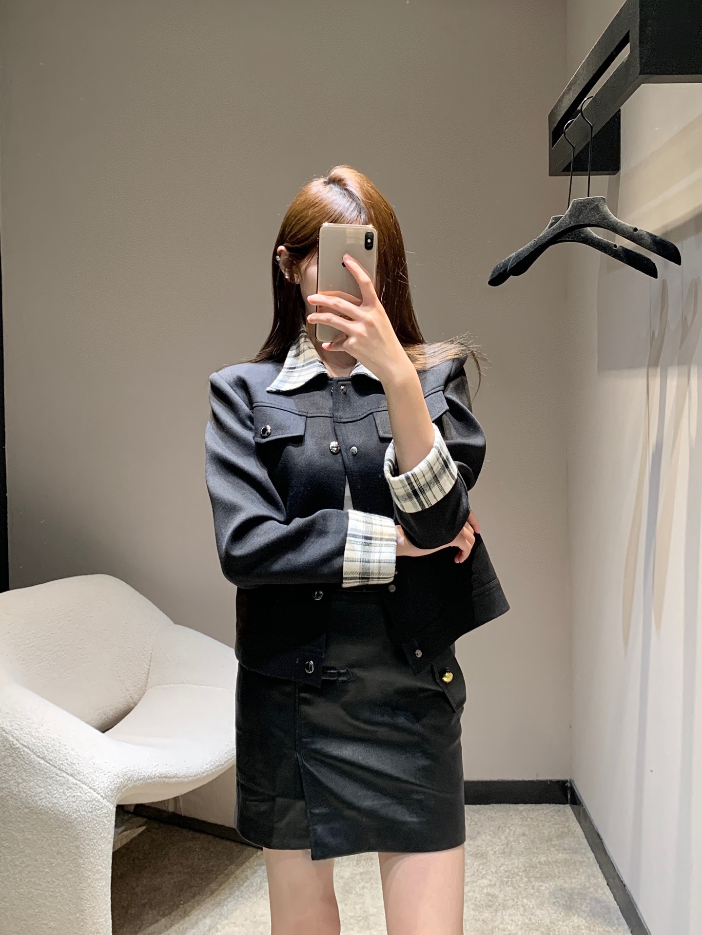 NO:560911,Dio* 25Fw early autumn new short plaid lapel jacket丨Exclusive high-end version!  Pure black matte fabric creates a neat silhouette, and the crisp texture outlines the muscles of high fashion; while the plaid lapels and cuffs are the finishing touch. The retro accents of black and white plaid collide with the main tone of black, instantly breaking the monotony, between classic and rebellious  Find a delicate balance. Metal buttons adorn the body like stars. Each one is engraved with the D family's paranoia on craftsmanship. The opening and closing are full of luxurious ritual. Ready for sale S/M/L,, dior, dior, jackets  & coats,jackets & coats,alexander wang19860909Dio* 25Fw早秋新款 短款格纹翻领夹克外套丨独家高版出品！纯黑哑光面料塑造利落廓形,挺括质感勾勒出高级时装的筋骨；而格纹翻领与袖口则是点睛之笔,黑白格纹的复古腔调碰撞黑色主调,瞬间打破单调,在经典与叛逆间找到精妙平衡.金属纽扣如星辰点缀衣身,每一颗都镌刻着D家对工艺的偏执,开合间尽是奢华仪式感.现货发售S/M/L,,dior,dior,jackets & coats,jackets & coats,alexander wang,Women's clothing