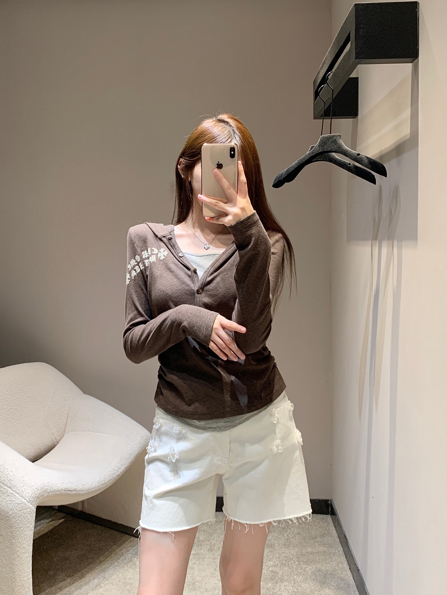 NO:560918,Chorme heart* 25Fw early autumn new Sanskrit flocking printed fake two-piece hooded long-sleeved T-shirt | Exclusive high-end version!  Choose skin-friendly knitted fabrics, which can be worn in early autumn while retaining breathability and resisting the slight cold. The soft and waxy texture is next to the skin without pressure. It adopts a fake two-piece structure, and the inner layering is vaguely exposed, creating a casual layering feeling; the iconic Sanskrit flocking print is eye-catchingly embellished on the sleeves, and the slim tailoring accurately outlines the body curve. The long-sleeved design is both fashionable and practical. Whether it is worn alone to create an American retro style, or layered with a jacket for a cool street style, it can be perfectly adapted!  Available in stock S/M/L,,jackets & coats,tees,t-shirt,hats,alexander wang19860909Chorme heart* 25Fw早秋新款 梵文植绒印花假两件连帽长袖T恤丨独家高版出品！选亲肤针织面料,早秋穿着既保留透气性,又能抵御微凉,软糯质感贴肤无压.采用假两件结构,内搭式打底隐约露出,营造随性叠穿感；标志性梵文植绒印花醒目点缀袖身,修身剪裁精准勾勒身形曲线,长袖设计兼顾时髦与实用,无论是单穿打造美式复古风,还是叠搭外套走街头潮酷路线,都能完美适配！现货发售S/M/L,,jackets & coats,tees，t-shirt,hats,alexander wang,Women's clothing