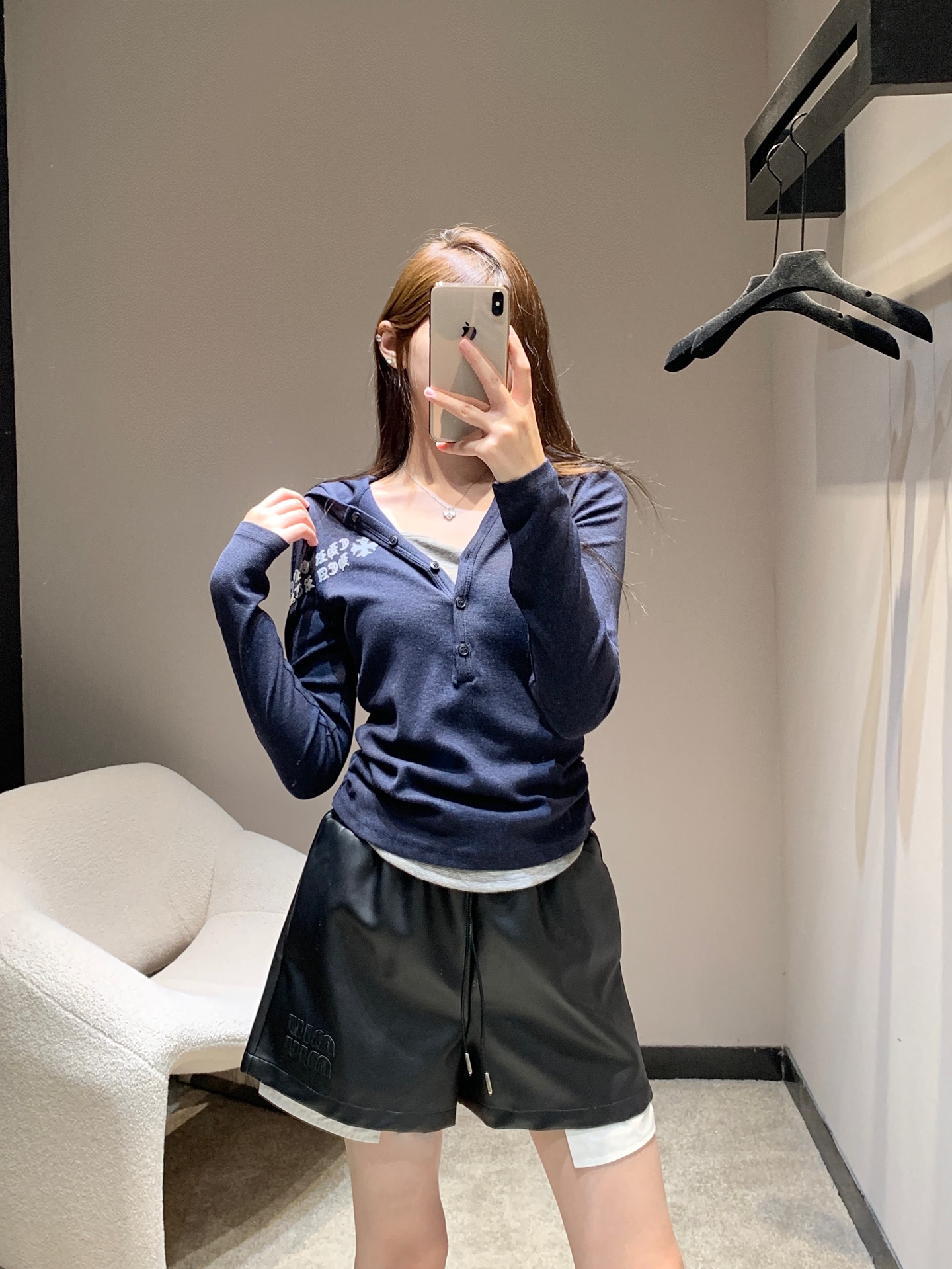 NO:560895,Chorme heart* 25Fw early autumn new Sanskrit flocking print fake two-piece hooded long-sleeved T-shirt | Exclusive high-end version!  Choose skin-friendly knitted fabrics, which can be worn in early autumn while retaining breathability and resisting the slight cold. The soft and waxy texture is next to the skin without pressure. It adopts a fake two-piece structure, and the inner layering is vaguely exposed, creating a casual layering feeling; the iconic Sanskrit flocking print is eye-catchingly embellished on the sleeves, and the slim tailoring accurately outlines the body curve. The long-sleeved design is both fashionable and practical. Whether it is worn alone to create an American retro style, or layered with a jacket for a cool street style, it can be perfectly adapted!  Ready for sale S/M/L,,jackets & coats,tees,t-shirt,hats,alexander wang19860909Chorme heart* 25Fw早秋新款 梵文植绒印花假两件连帽长袖T恤丨独家高版出品！选亲肤针织面料,早秋穿着既保留透气性,又能抵御微凉,软糯质感贴肤无压.采用假两件结构,内搭式打底隐约露出,营造随性叠穿感；标志性梵文植绒印花醒目点缀袖身,修身剪裁精准勾勒身形曲线,长袖设计兼顾时髦与实用,无论是单穿打造美式复古风,还是叠搭外套走街头潮酷路线,都能完美适配！现货发售S/M/L,,jackets & coats,tees，t-shirt,hats,alexander wang,Women's clothing