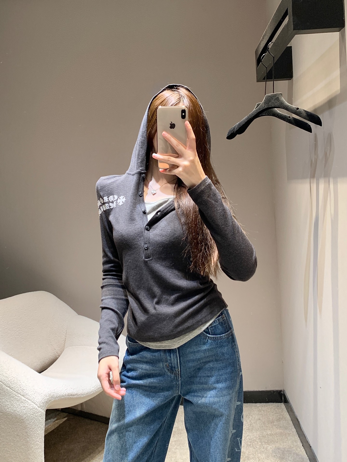 NO:560898,Chorme heart* 25Fw early autumn new Sanskrit flocking print fake two-piece hooded long-sleeved T-shirt | Exclusive high-end version!  Choose skin-friendly knitted fabrics, which can be worn in early autumn while retaining breathability and resisting the slight cold. The soft and waxy texture is next to the skin without pressure. It adopts a fake two-piece structure, and the inner layering is vaguely exposed, creating a casual layering feeling; the iconic Sanskrit flocking print is eye-catchingly embellished on the sleeves, and the slim tailoring accurately outlines the body curve. The long-sleeved design is both fashionable and practical. Whether it is worn alone to create an American retro style, or layered with a jacket for a cool street style, it can be perfectly adapted!  Ready for sale S/M/L,,jackets & coats,tees,t-shirt,hats,alexander wang19860909Chorme heart* 25Fw早秋新款 梵文植绒印花假两件连帽长袖T恤丨独家高版出品！选亲肤针织面料,早秋穿着既保留透气性,又能抵御微凉,软糯质感贴肤无压.采用假两件结构,内搭式打底隐约露出,营造随性叠穿感；标志性梵文植绒印花醒目点缀袖身,修身剪裁精准勾勒身形曲线,长袖设计兼顾时髦与实用,无论是单穿打造美式复古风,还是叠搭外套走街头潮酷路线,都能完美适配！现货发售S/M/L,,jackets & coats,tees，t-shirt,hats,alexander wang,Women's clothing