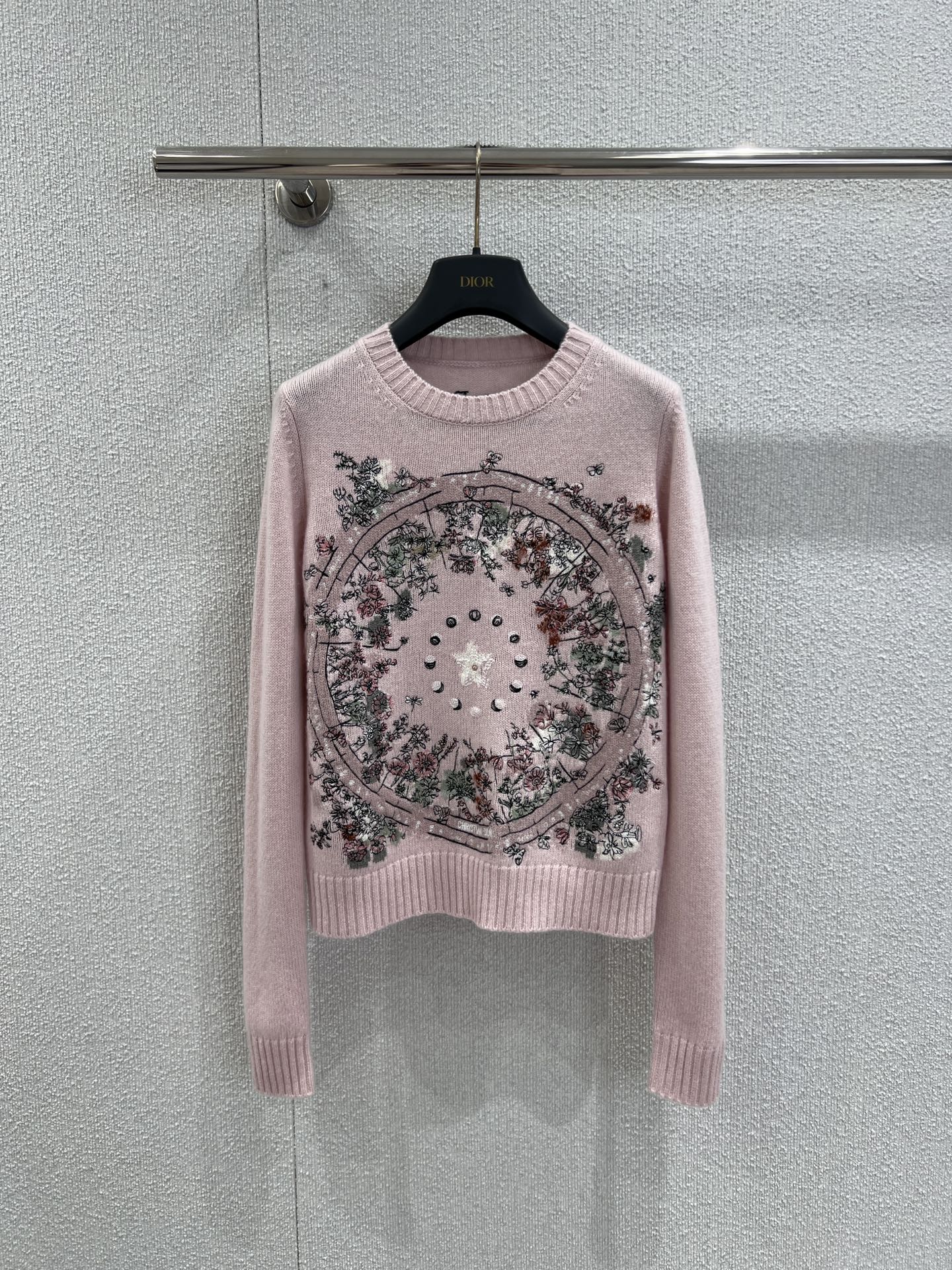 NO:561693,Support exchange Dio* 25FW new autumn and winter constellation embroidered cashmere knitted pullover | Exclusively developed by yb!  High quality production!  The constellation embroidery pattern in the center of the body materializes the mystery and romance of the starry sky. Each stitch of embroidery thread is delicate and flexible, as if the brilliance of the universe is worn on the body; the top-quality cashmere fabric is selected, soft and waxy like clouds, skin-friendly and warm, and also gives the outfit a high-end texture. The round-neck version is simple and elegant, and it is a versatile item that can cross the style boundary. Ready-made S/M/L real shot details, dior, alexander wang19860909支持换款 Dio* 25FW秋冬新款 星座刺绣羊绒针织套头衫丨独家yb开发！高版出品！衣身中央的星座刺绣图案,将星空的神秘与浪漫具象化,每一针绣线都细腻灵动,仿佛把宇宙的璀璨穿在了身上；精选顶级山羊绒面料,触感软糯如云朵,亲肤保暖的同时,更赋予穿搭高级质感.圆领版型简约大气,是能跨越风格边界的百搭单品.现货发售S/M/L实拍细节图,,dior,alexander wang,Women's clothing