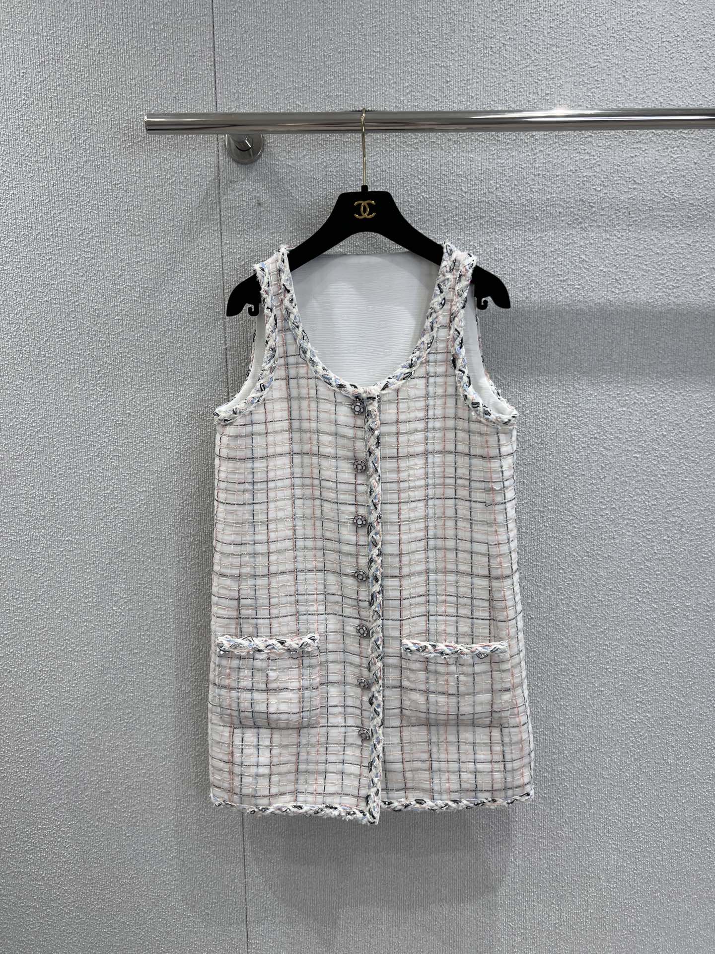 NO:561681,Supports exchange of styles Chane* 25S Advanced Handicraft Series Spliced ​​Tweed Tulle Vest Skirt丨Exclusively developed by yb!  High quality production!  Classic tweed is used to splice soft tulle. The retro texture of tweed and the ethereal elegance of tulle form a strong visual contrast, but they coexist harmoniously in the design language. The hand-woven raw edges on the neckline, placket and pockets embody the craftsmanship of high-end handicrafts.  Temperature and metallic buttons are embellished throughout, which is a low-key expression of brand recognition. The sleeveless version is neat and elegant, elegantly presenting the lines of women's shoulders and necks. Ready-made S/M/L real shot details, chanel, skirts, alexander  wang19860909支持换款 Chane* 25S高级手工坊系列 拼接粗花呢薄纱背心裙丨独家yb开发！高版出品！采用经典粗花呢拼接柔美感薄纱,粗花呢的复古肌理与薄纱的空灵飘逸形成强烈视觉反差,却又在设计语言里和谐共生；领口、门襟与口袋处的手工编织毛边,每一处都凝聚着高级手工坊的匠艺温度,金属感纽扣点缀其间,是品牌辨识度的低调彰显.无袖版型利落大气,将女性肩颈线条优雅呈现.现货发售S/M/L实拍细节图,,chanel,skirts,alexander wang,Women's clothing