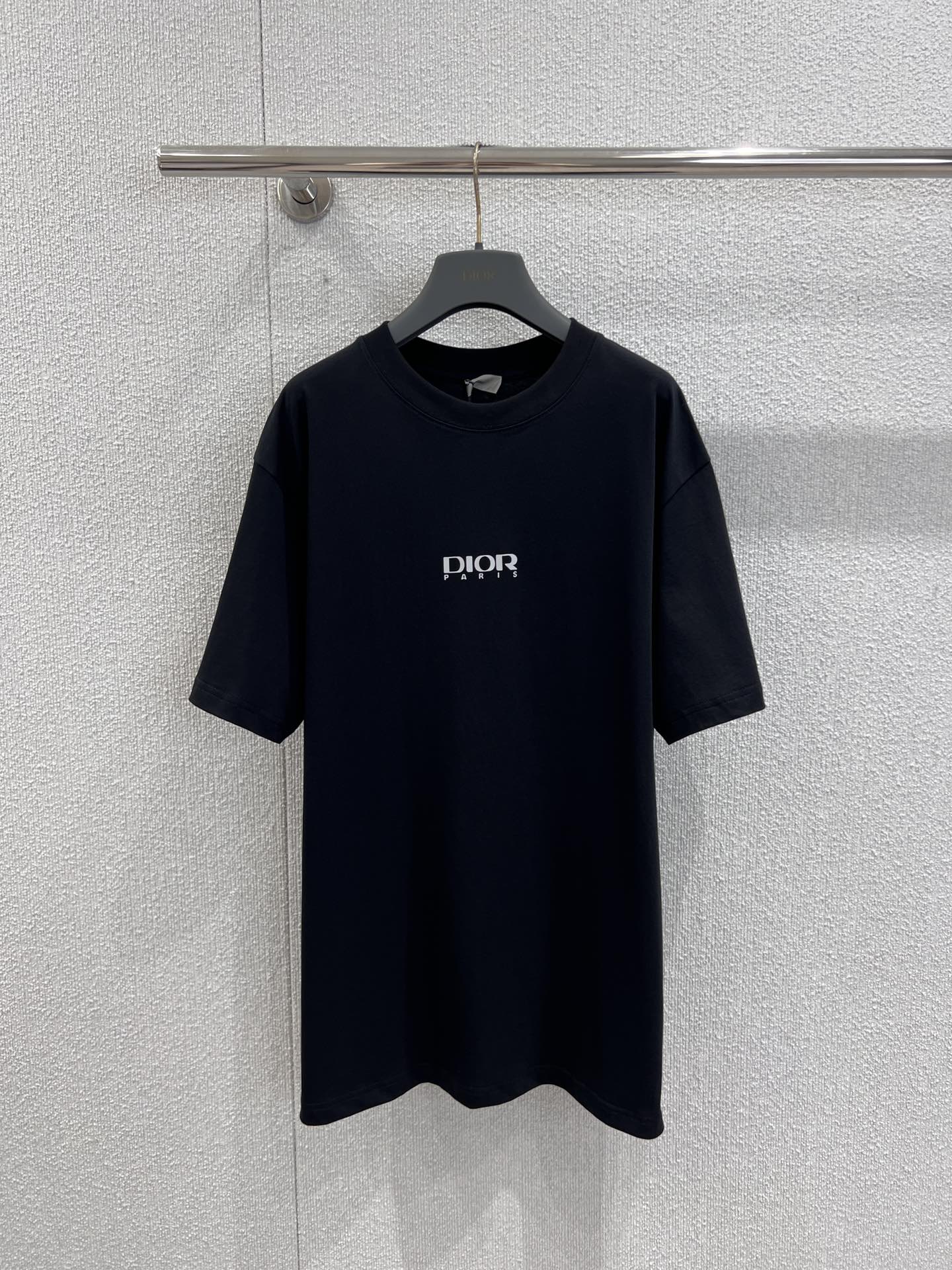 NO:562752,Support exchange Dio* 25Fw early autumn new letter printed round neck short-sleeved T-shirt丨Exclusive high-end version!  This T-shirt is a wonderful fusion of simplicity and individuality. On the classic black base, the inverted letter print on the front hides ingenuity, breaks the conventional design language, and instantly lights up the visual focus; the triangle on the back is combined with the brand logo to reshape the brand recognition with geometric aesthetics, allowing the trendy attitude to be easily displayed from the back. Ready-made S/M/L real shot details, dior, T-shirt, tees, t-shirt, alexander wang19860909支持换款 Dio* 25Fw早秋新款 字母印花圆领短袖T恤丨独家高版出品！这款T恤是简约与个性的绝妙融合.经典黑色基底之上,正面倒置字母印花暗藏巧思,打破常规的设计语言,瞬间点亮视觉焦点；背面的三角形与品牌标识组合,以几何美学重塑品牌辨识度,让潮流态度从背后也能轻松彰显.现货发售S/M/L实拍细节图,,dior,T-shirt,tees，t-shirt,alexander wang,Women's clothing