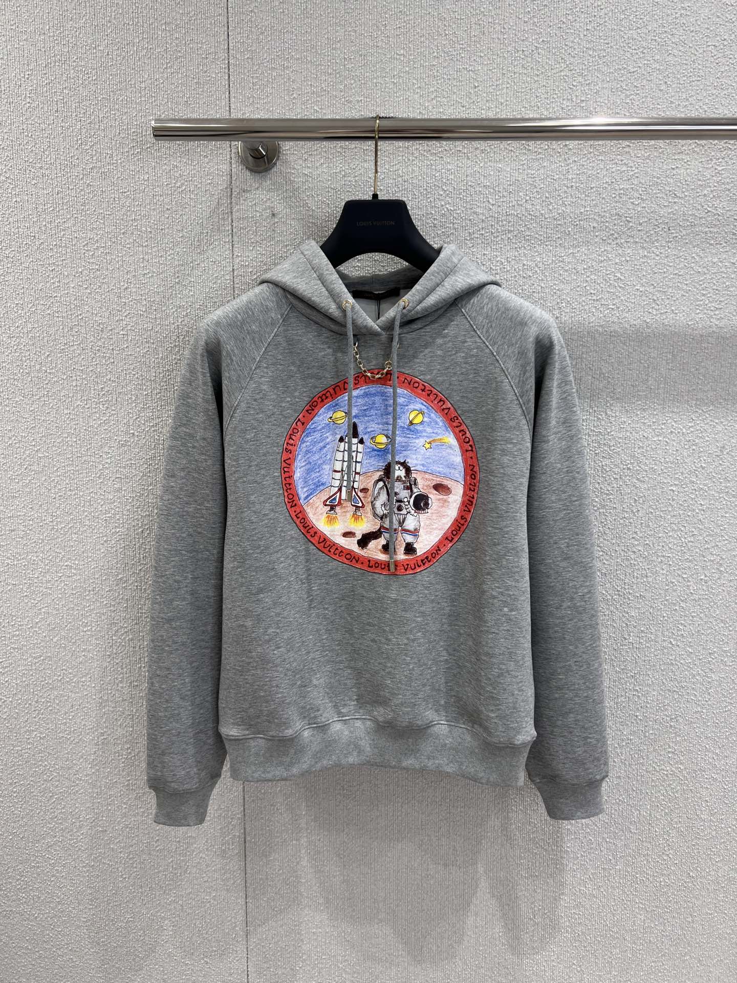 NO:561694,Support exchange for Louis Vui*ton 25FW new autumn and winter chain print hooded sweatshirt | Exclusively developed by yb!  High quality production!  The base of the light gray sweatshirt is simple and elegant, and the circular print on the chest is full of story. A cat in a spacesuit is exploring the surface of Mars, with a rocket ready to go, and the surrounding planets and stars are embellished, as if wearing a romantic picture of space adventure on the body; the red ring trim is printed with the brand logo, and the details highlight the luxury gene. Ready for sale S/M/L real shot details, louis vuitton, hoodie, sweatshirts, hats, alexander wang19860909支持换款Louis Vui*ton 25FW秋冬新款 链条印花连帽卫衣丨独家yb开发！高版出品！浅灰色卫衣基底简约大气,胸前圆形印花充满故事感穿着宇航服的猫咪在火星地表探索,旁边火箭蓄势待发,周遭行星与星辰点缀,仿佛将宇宙冒险的浪漫画卷穿在身上；红色环形饰边印有品牌标识,细节处彰显奢华基因.现货发售S/M/L实拍细节图,,louis vuitton,hoodie,sweatshirts,hats,alexander wang,Women's clothing