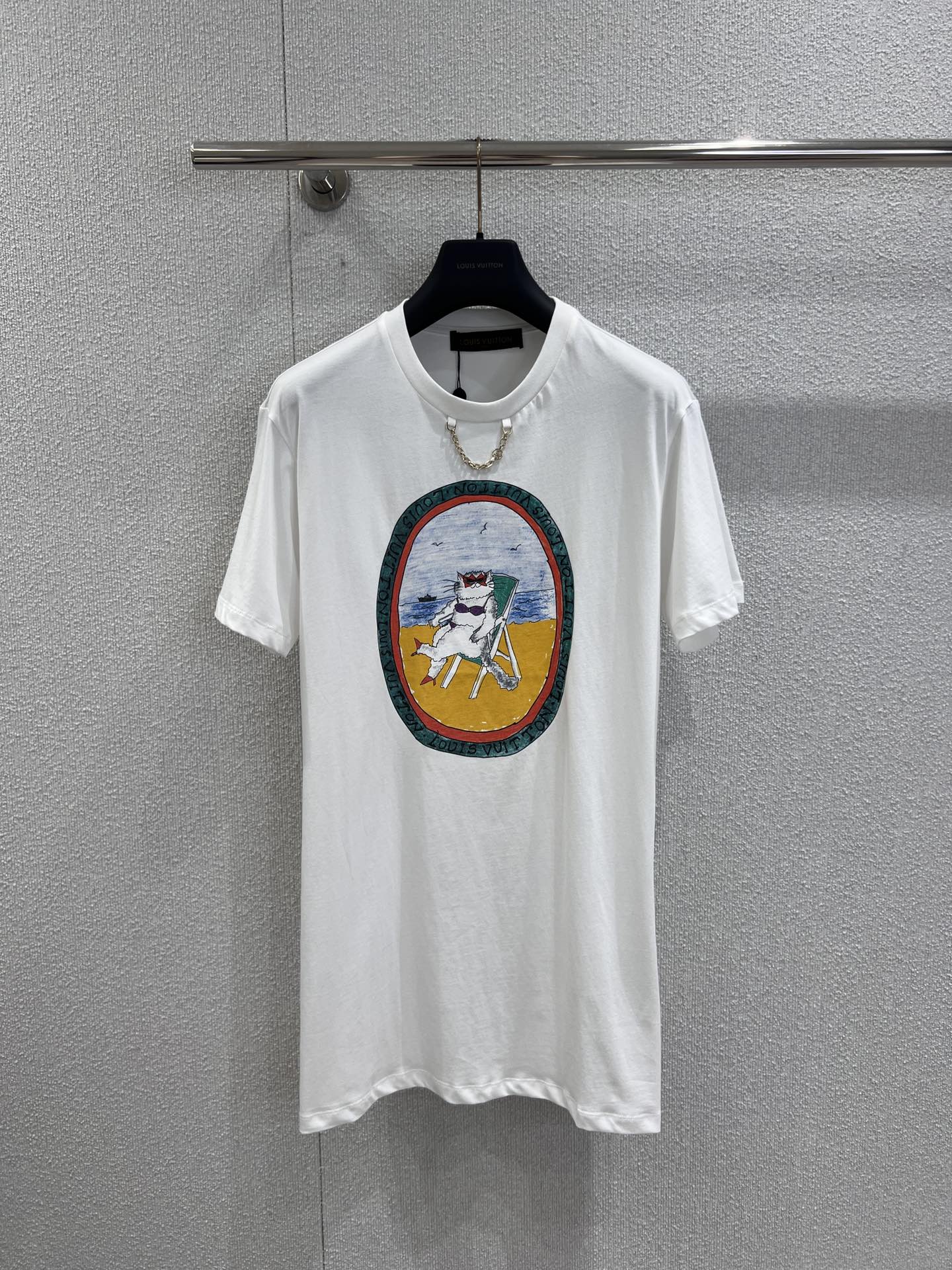 NO:561735,Supports exchange Louis Vui*ton 25FW early autumn new style pure cotton cat print round neck T-shirt skirt丨Exclusive high-end version!  High-count pure cotton fabrics are selected, and the visual focus is the cat illustration print on the chest. It is skin-friendly and breathable like a cloud wrap. The ribbed round neck is neat and stylish. The short-sleeved cut is suitable for the coolness of early autumn. The skirt length just outlines the casual and lazy style. Ready-made S/M/L real shot details, louis vuitton, skirts, T-shirt, tees, t-shirt, alexander wang19860909支持换款 Louis Vui*ton 25FW早秋新款 纯棉猫咪印花圆领T恤裙丨独家高版出品！甄选高支纯棉面料,视觉焦点当属胸前的猫咪插图印花亲肤透气如云朵裹身,罗纹圆领利落有型,短袖剪裁适配早秋微凉,裙长恰好勾勒出随性慵懒的格调.现货发售S/M/L实拍细节图,,louis vuitton,skirts,T-shirt,tees，t-shirt,alexander wang,Women's clothing