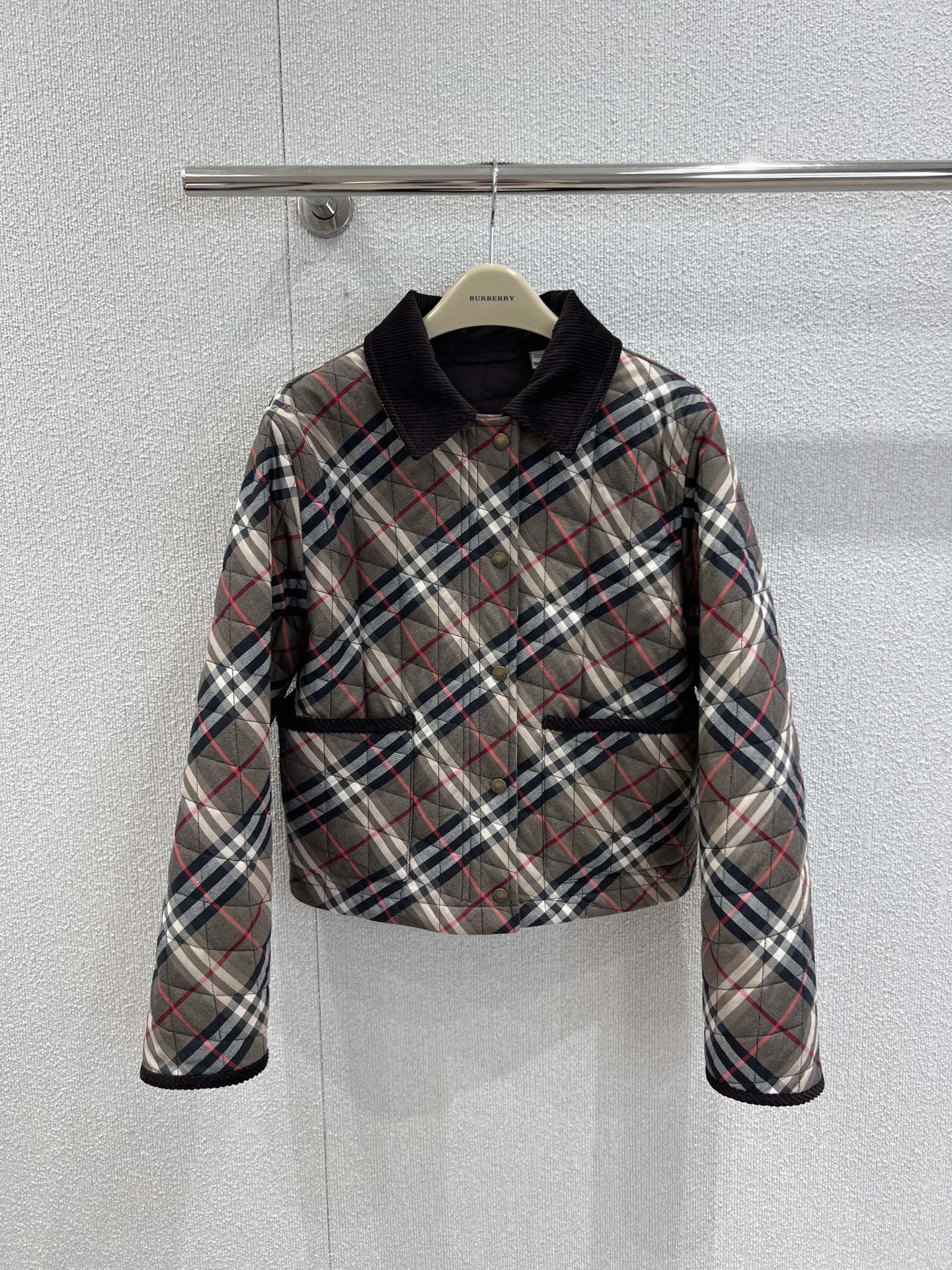 NO:561674,Support exchange Burberr* 25Fw new autumn and winter corduroy lapel plaid cotton jacket丨Exclusively developed by yb!  High quality production!  The body is covered with iconic plaid, and the spliced design of corduroy lapels and cuffs adds a thick texture to the retro feel. The collision of tough and soft materials makes the visual layer and tactile experience both full. The details of metal zippers and buttons are embellished in the classic frame.  Injecting a sense of modernity and neatness, every detail demonstrates the brand's ultimate control of details. The short silhouette is friendly to all body shapes, and it is more proportional when paired with high-waisted bottoms. Real-shot detailed pictures of S/M/L ready for sale, burberry, jackets  & coats,alexander wang19860909支持换款 Burberr* 25Fw秋冬新款 灯芯绒翻领格纹棉服外套丨独家yb开发！高版出品！衣身铺满标志性格纹,灯芯绒翻领与袖口的拼接设计,为复古感再添一笔厚重质感,硬朗与柔软的材质碰撞,让视觉层次与触觉体验双双拉满.金属拉链与纽扣的细节点缀,在经典框架里注入现代利落感,每一处都彰显品牌对细节的极致把控.短款廓形对各种身形友好,搭配高腰下装更显比例优势.现货发售S/M/L实拍细节图,,burberry,jackets & coats,alexander wang,Women's clothing