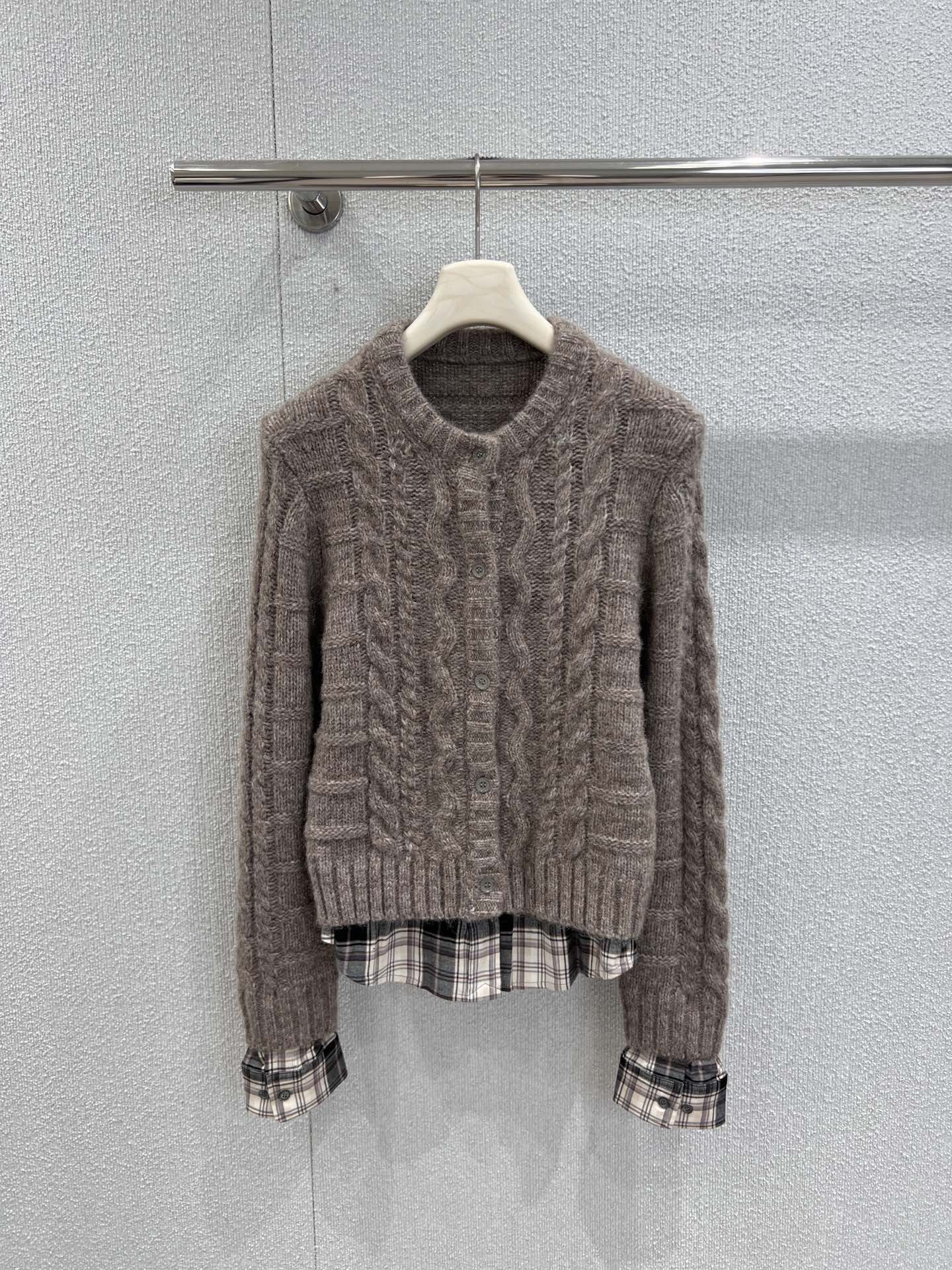 NO:561663,lSupports exchange of Acne Studi*s 25Fw early autumn new style cable plaid splicing fake two-piece wool knitted cardigan丨Exclusively developed by yb!  High quality production!  Selected wool blended fabric, soft and skin-friendly in early autumn, with both breathability and warmth. It adopts a fake two-piece structure, with a looming plaid shirt inside, breaking the monotony of knitted items; the outer layer of cable knitted wool is delicate and three-dimensional, combining Nordic minimalism and retro warmth.  Wonderful fusion. The single-breasted design is simple and neat, which not only retains the casual tone of the cardigan, but also adds interactivity to the outfit. The shape of the neckline can be adjusted according to style needs, and you can switch between sweet and cool or retro styles at will. Ready-made S/M/L real shot details,,acne  studios,loro piana,shirts,alexander wang19860909l支持换款 Acne Studi*s 25Fw早秋新款 绞花格纹拼接假两件羊毛针织开衫丨独家yb开发！高版出品！精选羊毛混纺面料,早秋穿着柔软亲肤,兼具透气性与保暖性.采用假两件结构,内里格纹衬衫若隐若现,打破针织单品的单调感；外层绞花羊毛针织细腻立体,将北欧极简与复古温暖巧妙融合.单排扣设计简约利落,既保留了开衫的随性腔调,又为穿搭增添了互动性,可根据风格需求调节领口形态,甜酷、复古风随意切换.现货发售S/M/L实拍细节图,,acne studios,loro piana,shirts,alexander wang,Women's clothing