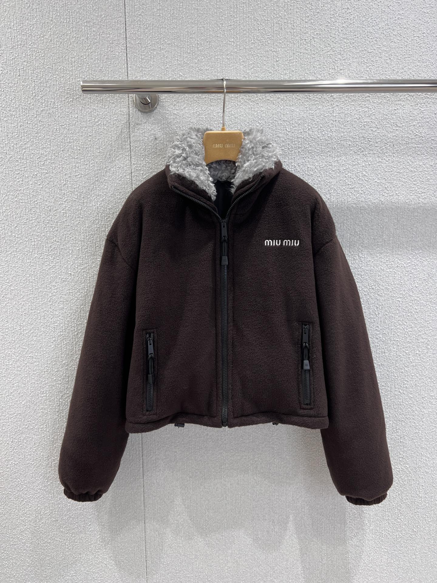 NO:561653,Comes with dust bag MiuMi* 25Fw new autumn and winter logo logo ebony brown short fur collar polar fleece down jacket丨Exclusively developed by yb!  High quality production!  It is made of ebony brown polar fleece fabric, with a soft and waxy touch and a warm atmosphere; the neckline is spliced with fluffy fur collar, which injects soft elements into the sweet and cool style, and creates a highly recognizable visual tension. The logo is eye-catchingly embellished on the body, which is a low-key statement of the brand identity. The metal details of the zippers and pockets add a sense of sophistication to the coolness. Every design highlights the Miu style attitude. Ready-made S/M/L real shot details,, miumiu, down jacket, alexander  wang19860909配防尘袋 MiuMi* 25Fw秋冬新款 徽标logo乌木棕色短款毛领摇粒绒羽绒服丨独家yb开发！高版出品！采用乌木棕色摇粒绒面料,软糯触感自带温暖氛围；领口拼接蓬松毛领,为甜酷风格注入柔美元素,碰撞出极具辨识度的视觉张力.衣身醒目点缀徽标logo,是品牌身份的低调宣言,拉链与口袋的金属细节则在酷感中增添精致感,每一处设计都彰显Miu式的风格态度.现货发售S/M/L实拍细节图,,miumiu,down jacket,alexander wang,Women's clothing