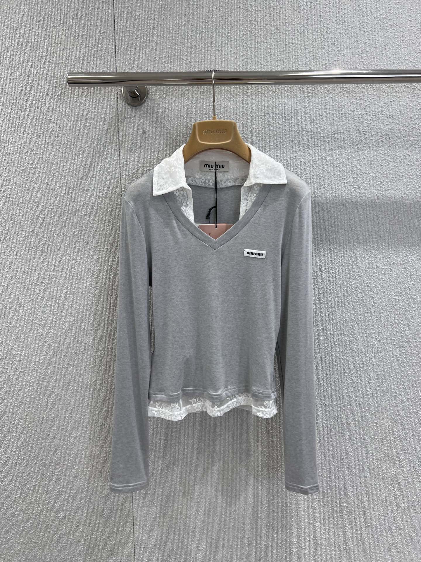 NO:561692,Support exchange MiuM*u 25Fw new early autumn lace fake two-piece long-sleeved T-shirt丨Exclusive high-end version!  Selected skin-friendly fabrics are breathable and comfortable to wear in early autumn, and the soft and waxy texture is close to the skin without pressure. It adopts a fake two-piece structure, and the details of the lace edge and shirt collar are looming, breaking the monotony of the basic T-shirt. The brand logo is embellished on the chest, which is simple but highly recognizable, and adds a sense of sophistication to the sweet and cool style. Slim fit  It accurately outlines the body curve, and the long-sleeved design takes into account the warmth and fashion of early autumn. It is the 'universal king' that can easily control multiple styles. Ready-made S/M/L real-shot detailed pictures, miumiu, shirts, tees, t-shirt, alexander  wang19860909支持换款 MiuM*u 25Fw早秋新款 蕾丝边假两件长袖T恤丨独家高版出品！精选亲肤面料,早秋穿着透气舒适,软糯质感贴肤无压.采用假两件结构,蕾丝边与衬衫领的细节若隐若现,打破基础T恤的单调感；胸前点缀品牌徽标,简约却极具辨识度,将甜酷风格的精致感拉满.修身版型精准勾勒身形曲线,长袖设计兼顾早秋的温度与时髦度,是能轻松驾驭多元风格的“百搭王”.现货发售S/M/L实拍细节图,,miumiu,shirts,tees，t-shirt,alexander wang,Women's clothing