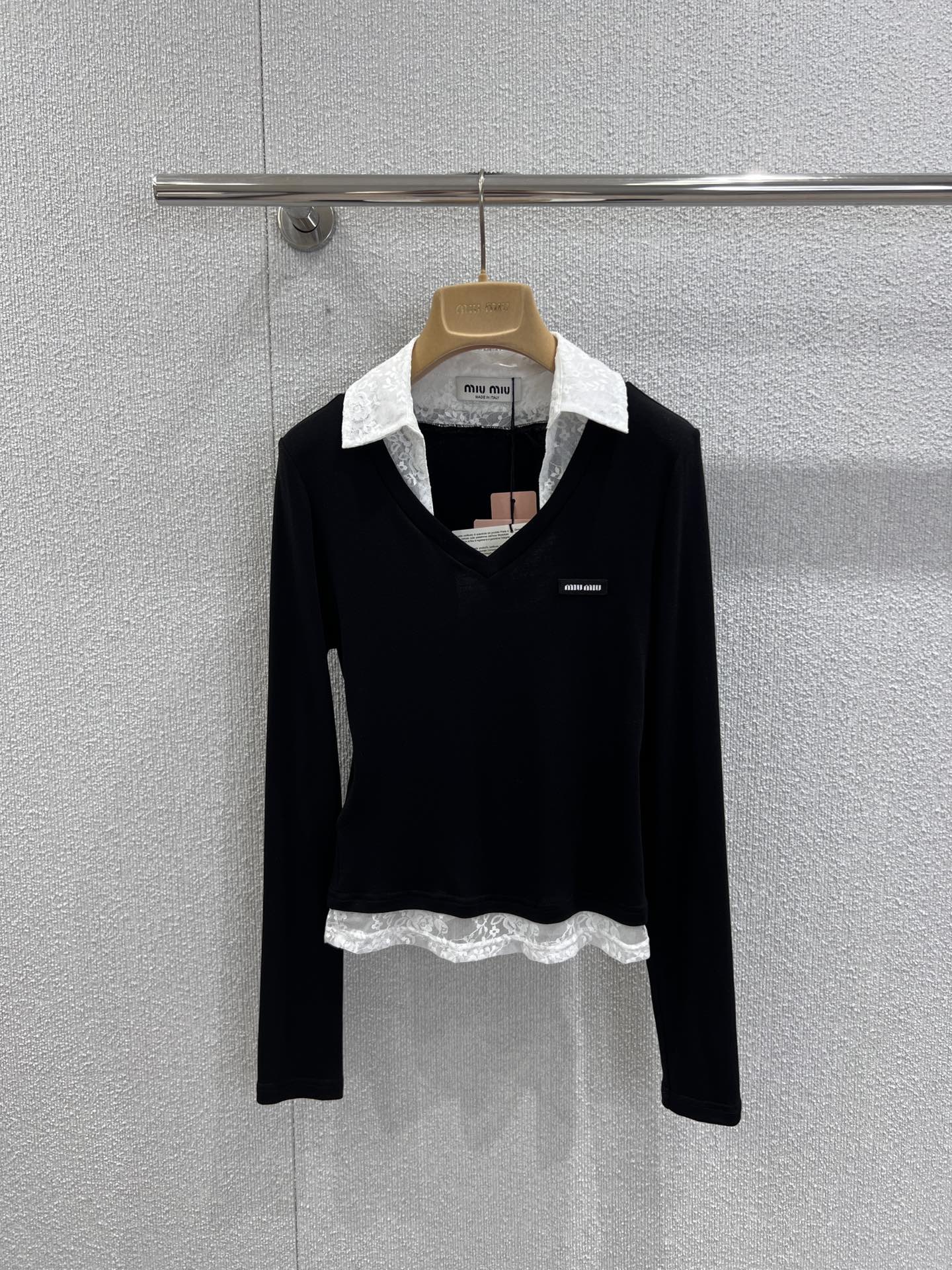 NO:561680,Support exchange MiuM*u 25Fw new early autumn lace fake two-piece long-sleeved T-shirt丨Exclusive high-end version!  Selected skin-friendly fabrics are breathable and comfortable to wear in early autumn, and the soft and waxy texture is close to the skin without pressure. It adopts a fake two-piece structure, and the details of the lace edge and shirt collar are looming, breaking the monotony of the basic T-shirt. The brand logo is embellished on the chest, which is simple but highly recognizable, and adds a sense of sophistication to the sweet and cool style. Slim fit  It accurately outlines the body curve, and the long-sleeved design takes into account the warmth and fashion of early autumn. It is the 'universal king' that can easily control multiple styles. Ready-made S/M/L real-shot detailed pictures, miumiu, shirts, tees, t-shirt, alexander  wang19860909支持换款 MiuM*u 25Fw早秋新款 蕾丝边假两件长袖T恤丨独家高版出品！精选亲肤面料,早秋穿着透气舒适,软糯质感贴肤无压.采用假两件结构,蕾丝边与衬衫领的细节若隐若现,打破基础T恤的单调感；胸前点缀品牌徽标,简约却极具辨识度,将甜酷风格的精致感拉满.修身版型精准勾勒身形曲线,长袖设计兼顾早秋的温度与时髦度,是能轻松驾驭多元风格的“百搭王”.现货发售S/M/L实拍细节图,,miumiu,shirts,tees，t-shirt,alexander wang,Women's clothing