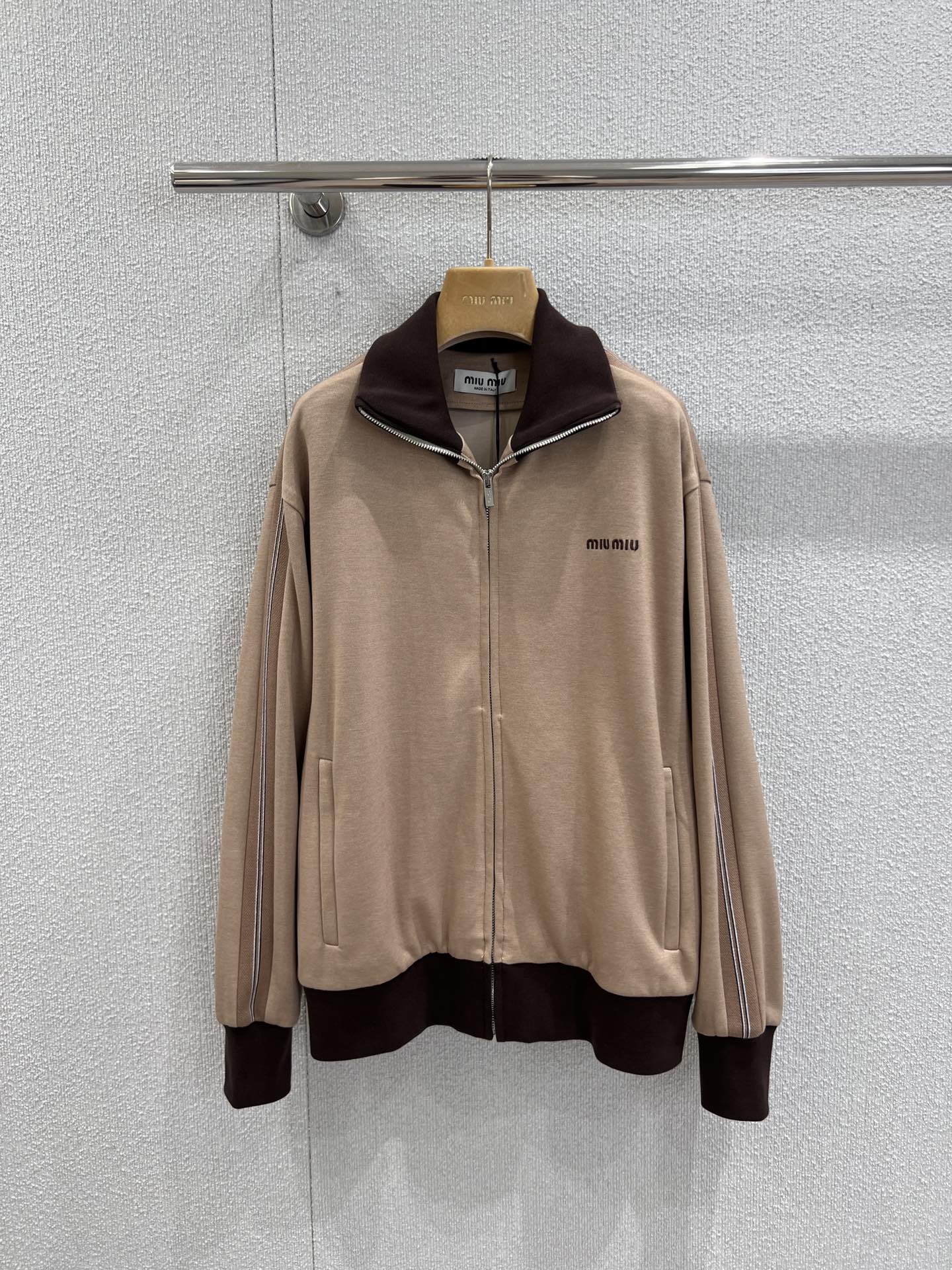 NO:561682,Jackets and shorts support exchange. Miumi* 25FW early autumn new sports style thin zipper jacket and shorts set丨exclusively developed by yb!  High quality production!  The same style for men and women, with contrasting collar and cuffs, and dark brown as the main tone of khaki, instantly full of retro texture; the low-key brand logo on the chest of the jacket is simple but highly recognizable. The suit adopts the combination of zipper jacket + shorts, and the neat silhouette adapts to the body shapes of men and women. It cleverly combines the casualness of sports style with the light luxury retro of Miu style, creating an effortless sense of luxury. Ready-made S/M/L real shot details,, miumiu, shorts, jackets &  coats,alexander wang19860909外套 短裤支持换款 Miumi* 25FW早秋新款 运动风薄款拉链外套短裤套装丨独家yb开发！高版出品！男女同款,撞色领边与袖口,以深棕勾勒卡其主调,复古质感瞬间拉满；外套胸口低调品牌标识,简约却极具辨识度.套装采用拉链外套+短裤的组合形式,利落廓形适配男女身形,将运动风的随性与Miu式的轻奢复古巧妙融合,打造出毫不费力的高级感.现货发售S/M/L实拍细节图,,miumiu,shorts,jackets & coats,alexander wang,Women's clothing