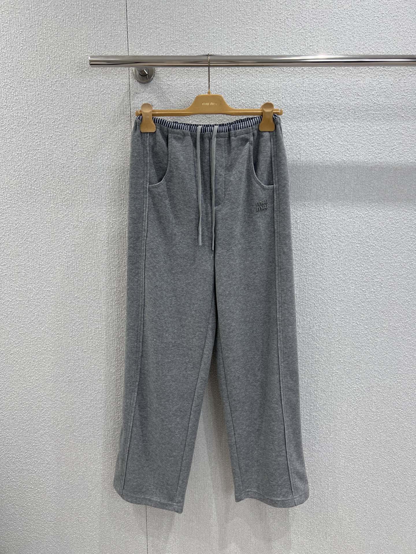 NO:561724,Support exchange MiuMi* 25Fw new autumn and winter style patch embroidered terry cloth casual trousers丨Exclusive high-end version!  Made of terry cloth fabric, the soft and waxy touch has a relaxed atmosphere; the pants are embellished with the brand's patch-embroidered logo, which is simple but highly recognizable, quietly adding a sense of sophistication to the sweet and cool style. The drawstring waistband design has both adjustment function and styling sense, and the wide-leg silhouette is neatly draped, modifying the leg shape while injecting casual tension into the outfit. Ready-made S/M/L real shot details, miumiu, alexander wang19860909支持换款 MiuMi* 25Fw秋冬新款 贴布绣毛巾布休闲长裤丨独家高版出品！采用毛巾布面料,软糯触感自带松弛氛围；裤身点缀品牌贴布绣徽标,简约却极具辨识度,将甜酷风格的精致感悄然拉满.抽绳腰头设计兼具调节功能与造型感,阔腿廓形利落垂坠,修饰腿型的同时,为穿搭注入随性张力.现货发售S/M/L实拍细节图,,miumiu,alexander wang,Women's clothing