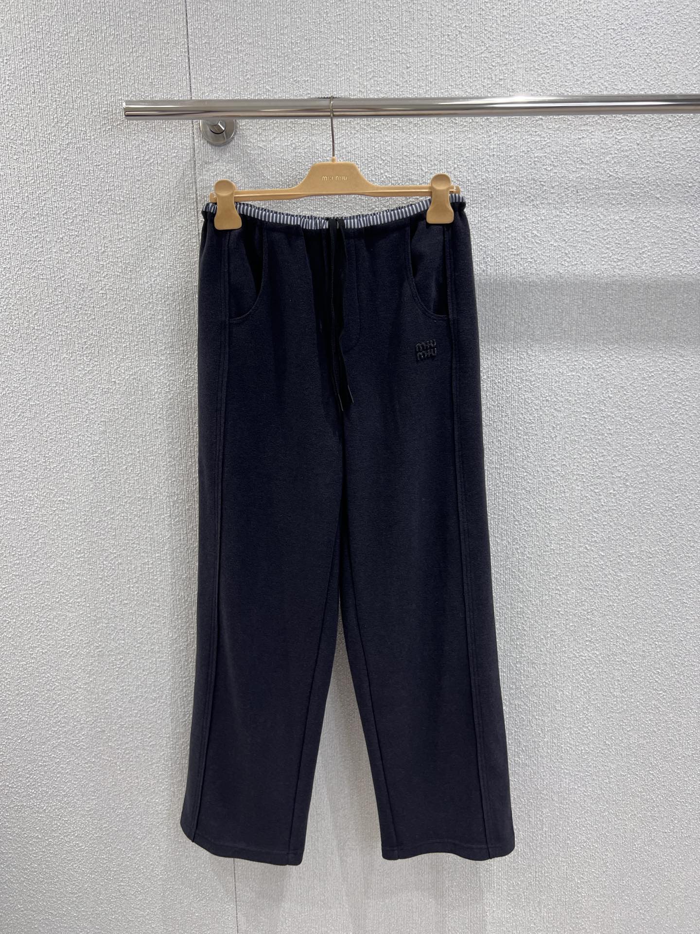 NO:561714,Support exchange MiuMi* 25Fw new autumn and winter style patch embroidered terry casual trousers丨Exclusive high-end version!  Made of terry cloth fabric, the soft and waxy touch brings a relaxed atmosphere; the pants are embellished with the brand's patch-embroidered logo, which is simple but highly recognizable, quietly adding a sense of sophistication to the sweet-cool style. The drawstring waistband design has both adjustment function and styling sense, and the wide-leg silhouette is neatly draped, modifying the leg shape while injecting casual tension into the outfit. Ready-made S/M/L real shot details, miumiu, alexander wang19860909支持换款 MiuMi* 25Fw秋冬新款 贴布绣毛巾布休闲长裤丨独家高版出品！采用毛巾布面料,软糯触感自带松弛氛围；裤身点缀品牌贴布绣徽标,简约却极具辨识度,将甜酷风格的精致感悄然拉满.抽绳腰头设计兼具调节功能与造型感,阔腿廓形利落垂坠,修饰腿型的同时,为穿搭注入随性张力.现货发售S/M/L实拍细节图,,miumiu,alexander wang,Women's clothing