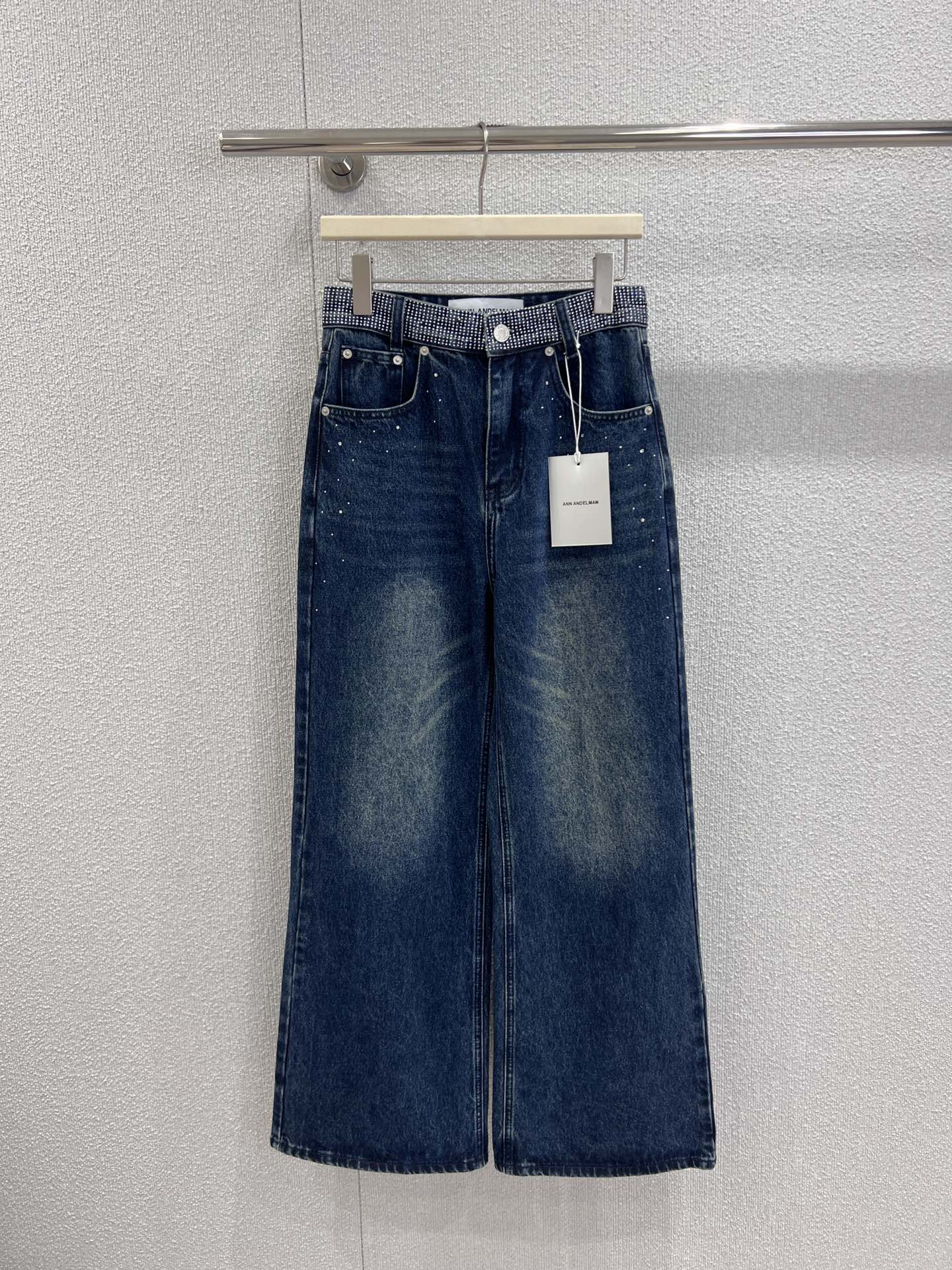 NO:561725,Supports exchange Ann andelm*n 25FW early autumn new style denim trousers with rhinestoned waist and back pockets | Exclusive high-end version!  The high-waisted wide-leg cut comes with supermodel leg buffs and the distressed texture of retro washed denim, replicating the casualness of the 90s; the waist is full of diamond trimmings as the finishing touch, and the fine diamond light flows in the light and shadow, making the hot girl full of aura; the brand letter logo is hidden in the back pocket, showing the luxury attitude in a low-key manner. Ready-made S/M/L real shot details, alexander wang19860909支持换款 Ann andelm*n 25FW早秋新款 腰部烫钻后袋字母牛仔长裤丨独家高版出品！高腰阔腿剪裁自带超模腿buff,复古水洗牛仔的做旧质感,复刻出90年代的随性不羁；腰部满钻饰边是点睛之笔,细碎钻光在光影里流转,将辣妹气场拉满；后袋暗藏品牌字母标识,低调中尽释奢潮态度.现货发售S/M/L实拍细节图,,alexander wang,Women's clothing