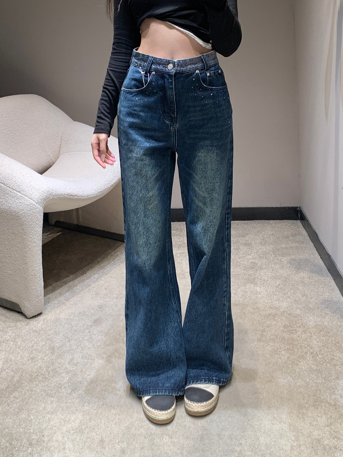 NO:561730,Ann andelm*n 25FW early autumn new style denim trousers with rhinestoned waist and back pockets | Exclusive high-end version!  The high-waisted wide-leg cut comes with supermodel leg buffs and the distressed texture of retro washed denim, replicating the casualness of the 1990s; the waist is full of diamond trimmings as the finishing touch, and the fine diamond light flows in the light and shadow, making the hot girl full of aura; the brand letter logo is hidden in the back pocket, showing the luxury attitude in a low-key manner. Ready for sale S/M/L,, alexander wang19860909Ann andelm*n 25FW早秋新款 腰部烫钻后袋字母牛仔长裤丨独家高版出品！高腰阔腿剪裁自带超模腿buff,复古水洗牛仔的做旧质感,复刻出90年代的随性不羁；腰部满钻饰边是点睛之笔,细碎钻光在光影里流转,将辣妹气场拉满；后袋暗藏品牌字母标识,低调中尽释奢潮态度.现货发售S/M/L,,alexander wang,Women's clothing