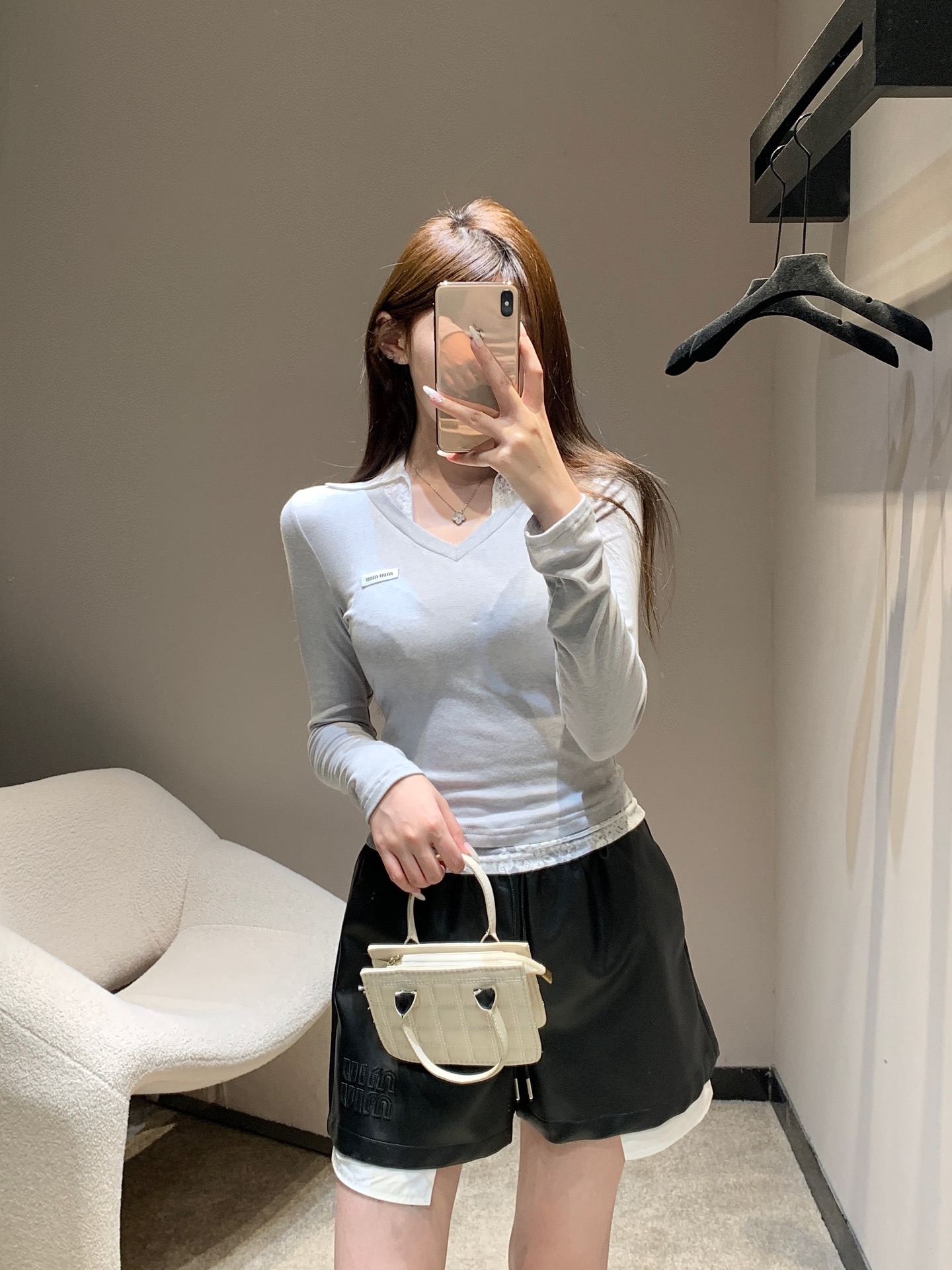 NO:561698,MiuM*u 25Fw early autumn new style fake two-piece long-sleeved T-shirt with lace | Exclusive high-end version!  Selected skin-friendly fabrics are breathable and comfortable to wear in early autumn, and the soft and waxy texture is close to the skin without pressure. It adopts a fake two-piece structure, and the details of the lace edge and shirt collar are looming, breaking the monotony of the basic T-shirt. The brand logo is embellished on the chest, which is simple but highly recognizable, and adds a sense of sophistication to the sweet and cool style. Slim fit  The shape accurately outlines the body curve, and the long-sleeved design takes into account the temperature and fashion of early autumn. It is a 'universal king' that can easily control multiple styles. Available in stock S/M/L, miumiu, shirts, tees, t-shirt, alexander  wang19860909MiuM*u 25Fw早秋新款 蕾丝边假两件长袖T恤丨独家高版出品！精选亲肤面料,早秋穿着透气舒适,软糯质感贴肤无压.采用假两件结构,蕾丝边与衬衫领的细节若隐若现,打破基础T恤的单调感；胸前点缀品牌徽标,简约却极具辨识度,将甜酷风格的精致感拉满.修身版型精准勾勒身形曲线,长袖设计兼顾早秋的温度与时髦度,是能轻松驾驭多元风格的“百搭王”.现货发售S/M/L,,miumiu,shirts,tees，t-shirt,alexander wang,Women's clothing