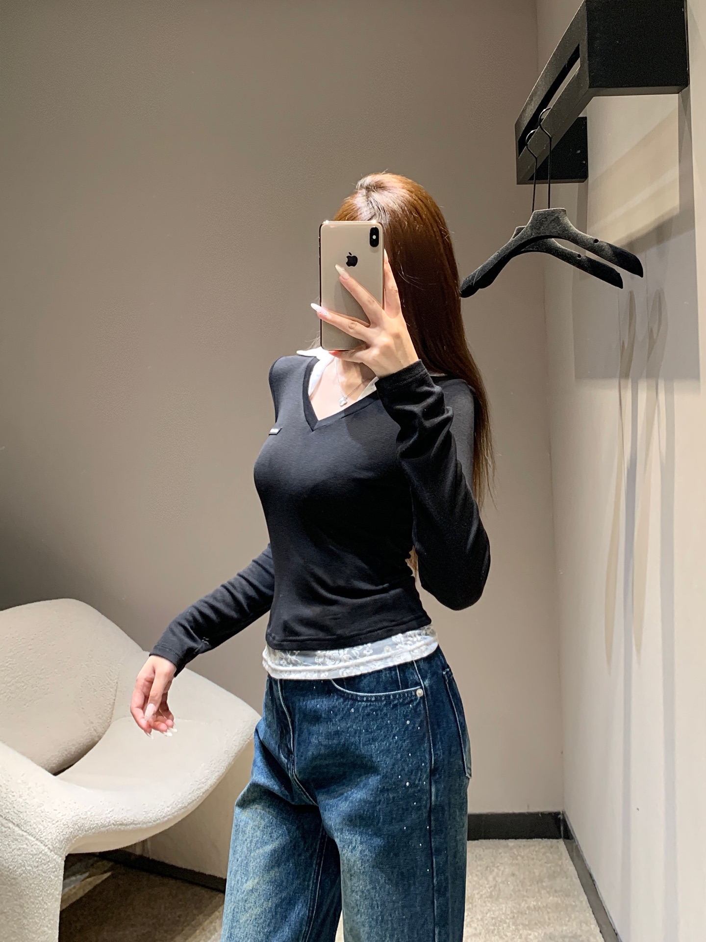 NO:561685,MiuM*u 25Fw early autumn new style fake two-piece long-sleeved T-shirt with lace | Exclusive high-end version!  Selected skin-friendly fabrics are breathable and comfortable to wear in early autumn, and the soft and waxy texture is close to the skin without pressure. It adopts a fake two-piece structure, and the details of the lace edge and shirt collar are looming, breaking the monotony of the basic T-shirt. The brand logo is embellished on the chest, which is simple but highly recognizable, and adds a sense of sophistication to the sweet and cool style. Slim fit  The shape accurately outlines the body curve, and the long-sleeved design takes into account the temperature and fashion of early autumn. It is a 'universal king' that can easily control multiple styles. Available in stock S/M/L, miumiu, shirts, tees, t-shirt, alexander  wang19860909MiuM*u 25Fw早秋新款 蕾丝边假两件长袖T恤丨独家高版出品！精选亲肤面料,早秋穿着透气舒适,软糯质感贴肤无压.采用假两件结构,蕾丝边与衬衫领的细节若隐若现,打破基础T恤的单调感；胸前点缀品牌徽标,简约却极具辨识度,将甜酷风格的精致感拉满.修身版型精准勾勒身形曲线,长袖设计兼顾早秋的温度与时髦度,是能轻松驾驭多元风格的“百搭王”.现货发售S/M/L,,miumiu,shirts,tees，t-shirt,alexander wang,Women's clothing