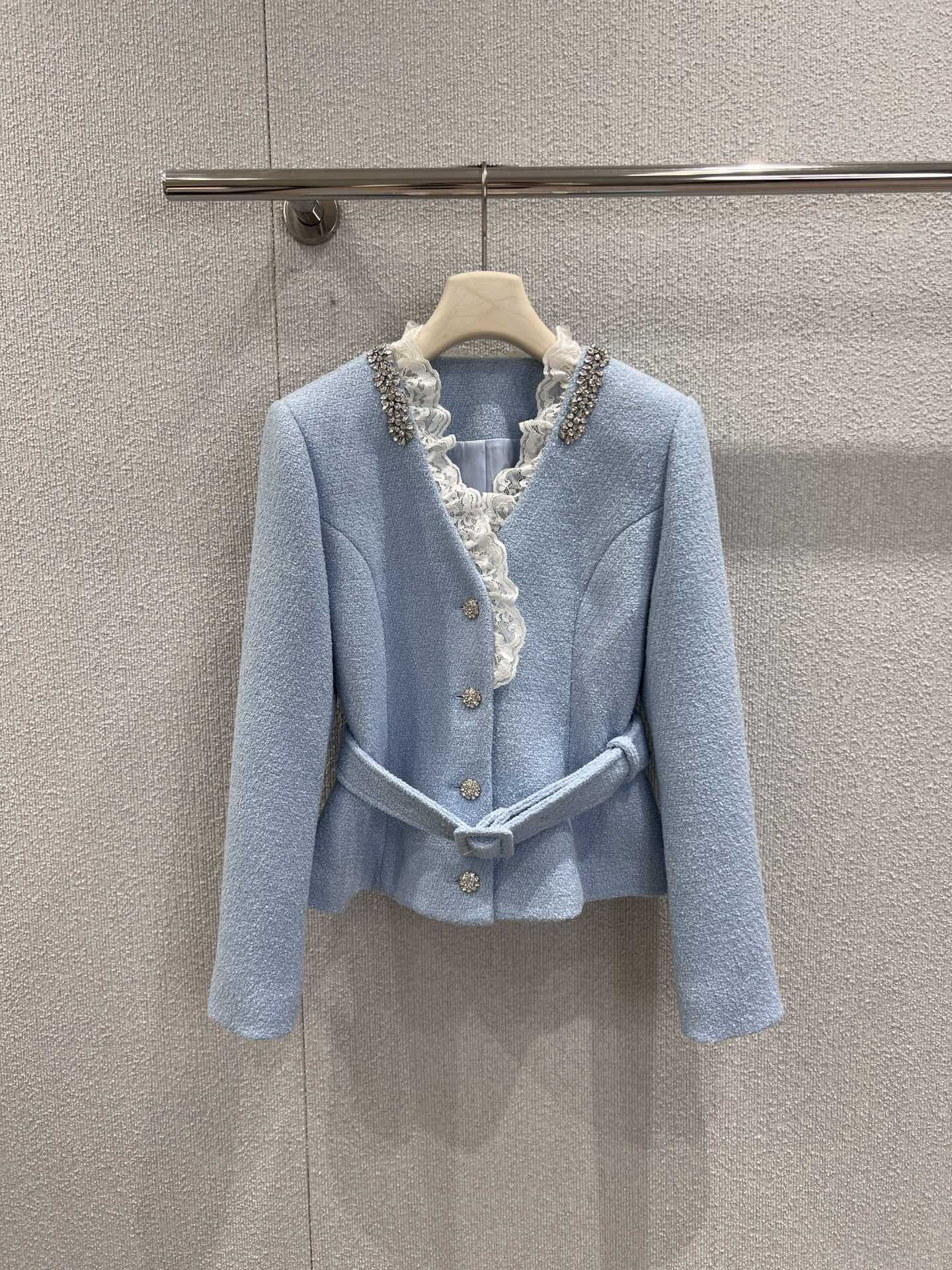 NO:564921,Supports exchange self-portr*it 25Fw new autumn and winter style haze blue diamond embellished lace splicing belt slub small jacket丨Exclusive high-end version!  The woolen fabric has its own texture, thick but not heavy. The lace splicing at the neckline is smart and romantic. The diamond embellishment is like starlight, which instantly lights up the overall look and adds a sense of light luxury. The detachable belt design can be used to shape the waist at will and cleverly outline the graceful waistline. Whether it is paired with a skirt or trousers, it can easily create a high-end proportion. It is comfortable to wear and has a strong accent. Ready-made S/M/L real shot details, skirts, jackets  & coats,alexander wang19860909支持换款 self-portr*it 25Fw秋冬新款 雾霾蓝钻饰蕾丝拼接腰带粗纺小外套丨独家高版出品！粗纺面料自带肌理感,厚实却不厚重,领口处的蕾丝拼接灵动又浪漫,钻饰点缀如星光洒落,瞬间点亮整体造型,将轻奢感拉满,可拆卸腰带设计,可随心打造收腰造型,巧妙勾勒出曼妙腰线,无论是搭配裙装还是裤装,都能轻松塑造出高级感十足的比例.穿着舒适且极具腔调.现货发售S/M/L实拍细节图,,skirts,jackets & coats,alexander wang,Women's clothing