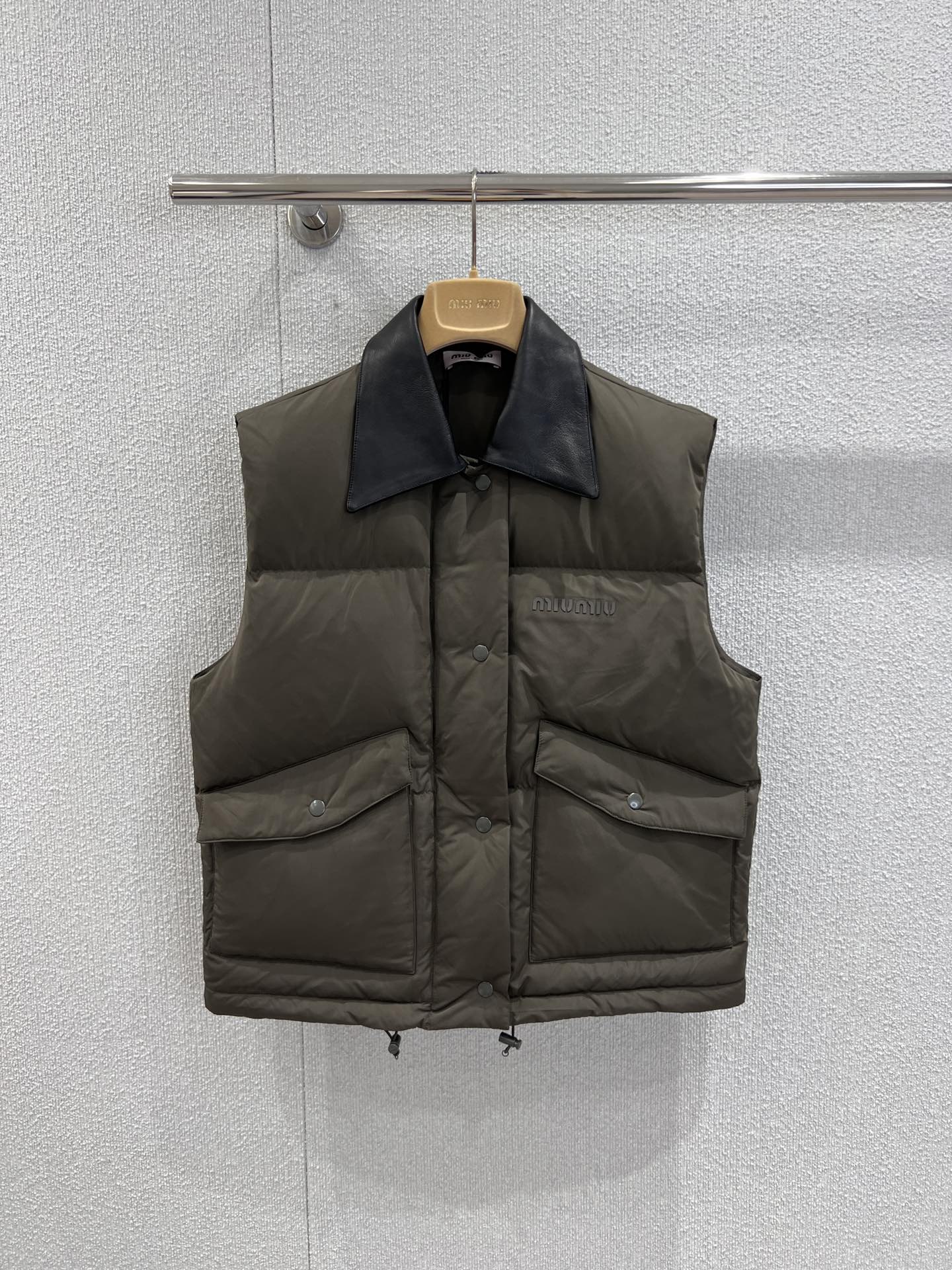 NO:561705,Comes with dust bag MiuMi* 25Fw new autumn and winter style contrasting genuine cowhide leather lapel sleeveless down jacket vest丨Exclusively developed by yb!  High quality production!  The contrasting genuine cowhide lapel is the visual focus. The tough texture of the dark brown leather is in sharp contrast with the fluffy softness of the down fabric. The down filling is full but not bloated. The neat tailoring outlines a casual and high-end silhouette. The large pocket design combines practicality and style, which not only replicates the classic genes of retro workwear, but also  It breaks the dullness with a Miu-style sweet and cool tone; the sleeveless silhouette is compatible with multiple layering. A white shirt inside is a fresh college style, and a black sweater is a French lazy style, allowing you to freely roam the boundaries of style. Ready-made S/M/L real shot details,, miumiu, shirts, down  jacket,cowhide,alexander wang19860909配防尘袋 MiuMi* 25Fw秋冬新款 撞色真牛皮翻领无袖羽绒服马甲丨独家yb开发！高版出品！撞色真牛皮翻领是视觉焦点,深棕皮革的硬朗质感与羽绒面料的蓬松柔软形成强烈对比,充绒量饱满却不显臃肿,利落剪裁勾勒出随性又高级的轮廓；大口袋设计兼具实用性与造型感,既复刻了复古工装的经典基因,又以Miu式甜酷腔调打破沉闷；无袖廓形兼容多元叠穿,内搭白衬衫是学院风的清新,配黑色针织衫则是法式慵懒,任你在风格边界自由游走.现货发售S/M/L实拍细节图,,miumiu,shirts,down jacket,cowhide,alexander wang,Women's clothing
