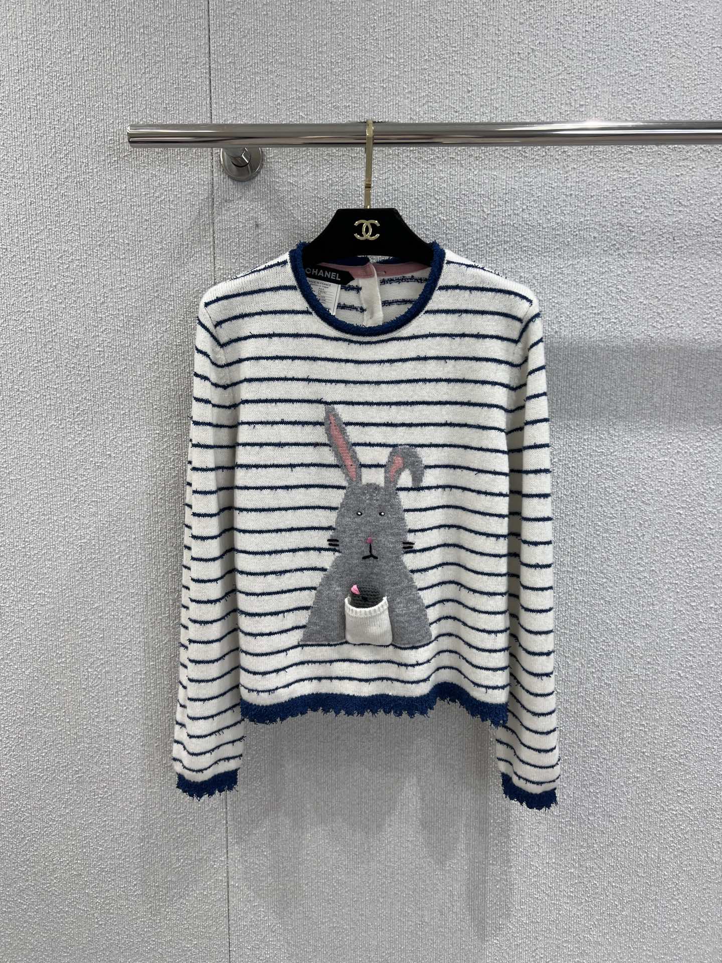 NO:561755,Supports exchange. Chane* 25B Advanced Handicraft Workshop Series New Cute Rabbit Jacquard Striped Knitted Sweater丨Exclusive high-end version!  Selected fine knitted fabrics, soft to the touch like clouds, blue and white stripes bring the casual romance of French sea soul style; the raw edge design on the edge of the body adds a bit of retro and old-fashioned art. The metal button details on the back inadvertently reveal elegance and carefulness. From  From daily commuting to light luxury gatherings, it can help you stand out on the autumn and winter fashion track with its cute and high-end attitude. Ready-made S/M/L real shot details, chanel, sweaters, alexander  wang19860909支持换款 Chane* 25B高级手工坊系列新款 萌兔提花条纹针织毛衣丨独家高版出品！精选细腻针织面料,触感柔软似云朵,蓝白条纹带着法式海魂风的随性浪漫；衣身边缘的毛边设计,又添几分复古做旧的艺术感.后背的金属纽扣细节,不经意间展露优雅小心机.从日常通勤到轻奢聚会,它都能以萌趣与高级并存的姿态,助你在秋冬时尚赛道上脱颖而出.现货发售S/M/L实拍细节图,,chanel,sweaters,alexander wang,Women's clothing