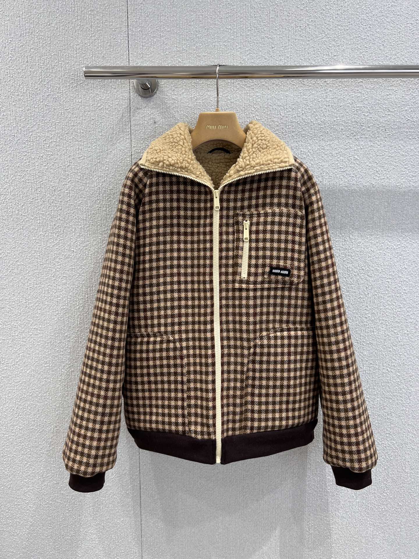 NO:561742,Support exchange Miumi* 25FW new autumn and winter houndstooth cotton jacket | Exclusively developed by yb!  High quality production!  The brown-toned houndstooth wool fabric is used to give it a retro tone; the beige plush on the collar and inside not only adds a warm texture, but also creates a contrasting color visually, creating a sweet and cool atmosphere instantly. The neat jacket style is matched with gold zippers and brand logo details, which perfectly combines Miu's girly feel with avant-garde design. Ready-made S/M/L real shot details,,miumiu,jackets & coats,jackets & coats,alexander wang19860909支持换款 Miumi* 25FW秋冬新款 千鸟格棉服夹克外套丨独家yb开发！高版出品！选用棕调千鸟格纹羊毛面料,复古腔调拉满；领口与内里的米黄色毛绒,既添温暖质感,又在视觉上形成撞色层次,甜酷氛围瞬间拉满.利落的夹克版型搭配金色拉链与品牌标识细节,将Miu的少女感与先锋设计感融合得恰到好处.现货发售S/M/L实拍细节图,,miumiu,jackets & coats,jackets & coats,alexander wang,Women's clothing