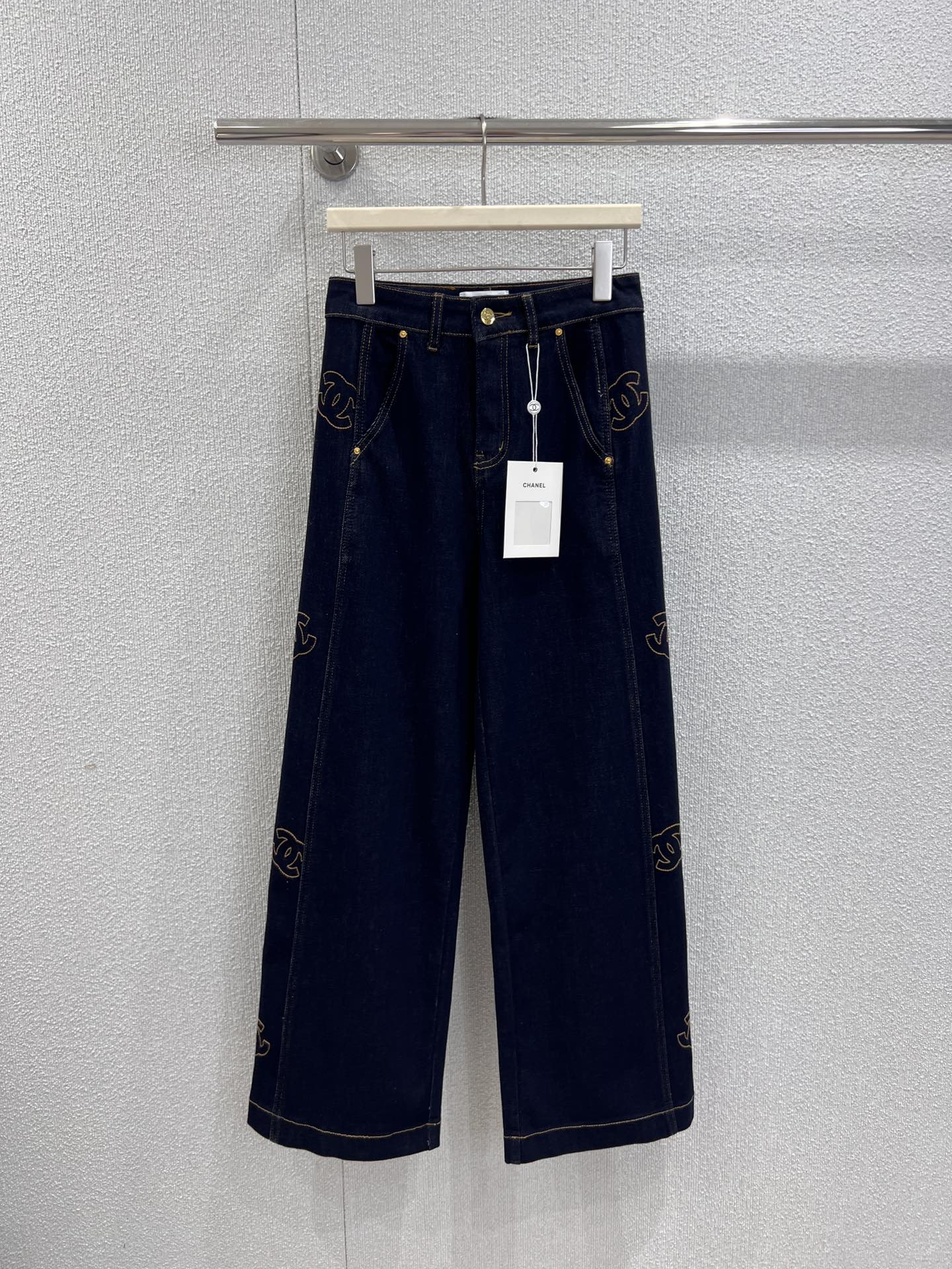 NO:561743,Supports exchange Chane* 25Fw early autumn new style retro washed denim trousers with side embroidery丨Exclusive high-end version!  Selected retro washed denim fabrics, rich in color and crisp texture, after special processing, the visual focus is the classic Double C pattern outlined by the double C logo embroidered on the side with golden embroidery thread, scattered along the trousers body, with a sense of high-end accumulated over time; the high-waist cut neatly modifies the waistline, the wide-leg version is casual and long-legged, and conveys a French lazy accent when walking. Ready-made S/M/L real shot details, chanel, alexander wang19860909支持换款 Chane* 25Fw早秋新款 侧边刺绣复古洗水牛仔长裤丨独家高版出品！精选复古洗水牛仔面料,色泽浓郁且质感挺括,历经特殊工艺处理后,视觉焦点当属侧边刺绣双C标识金色绣线勾勒的经典双C图案,沿着裤身错落分布,自带岁月沉淀的高级感；高腰剪裁利落修饰腰线,阔腿版型随性又显腿长,行走间尽释法式慵懒腔调.现货发售S/M/L实拍细节图,,chanel,alexander wang,Women's clothing