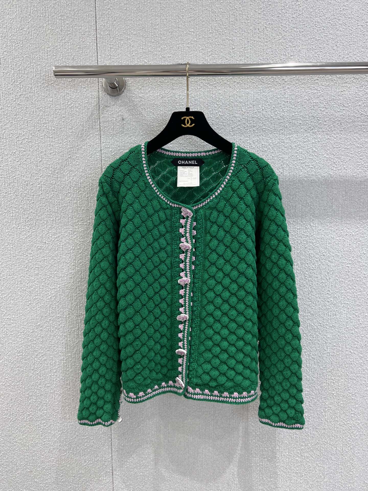 NO:562760,Supports exchange Cha*el 25B advanced handicraft workshop series new fish scale pattern round neck knitted cardigan丨Exclusive high version production!  The creative buttons on the placket are the finishing touch. The shapes of pink cars and colorful sneakers are full of fun. The three-dimensional fish scale knitting is a double feast for vision and touch. The off-white model is edged with soft pink, which is as fresh as the spring evening breeze; the emerald green model is contrasting with light pink, which is bright and bright.  The hot summer sun. Every stitch of texture reveals the warmth of hand-knitting. It is soft and layered. When worn, it has the comfort of being gently wrapped and the luxury of high-end materials. Ready-made S/M/L real shot details, alexander  wang19860909支持换款 Cha*el 25B高级手工坊系列新款 鱼鳞纹圆领针织开衫丨独家高版出品！门襟的创意纽扣堪称点睛之笔,粉色汽车、彩色球鞋造型趣味十足,立体鱼鳞纹针织是视觉与触觉的双重盛宴,米白款以柔粉镶边,清新如春日晚风；翠绿款撞色淡粉,明媚似盛夏骄阳.每一针纹理都透着手工编织的温度,松软且富有层次,穿着时既有被温柔包裹的舒适,又有高级材质的奢感.现货发售S/M/L实拍细节图,,alexander wang,Women's clothing