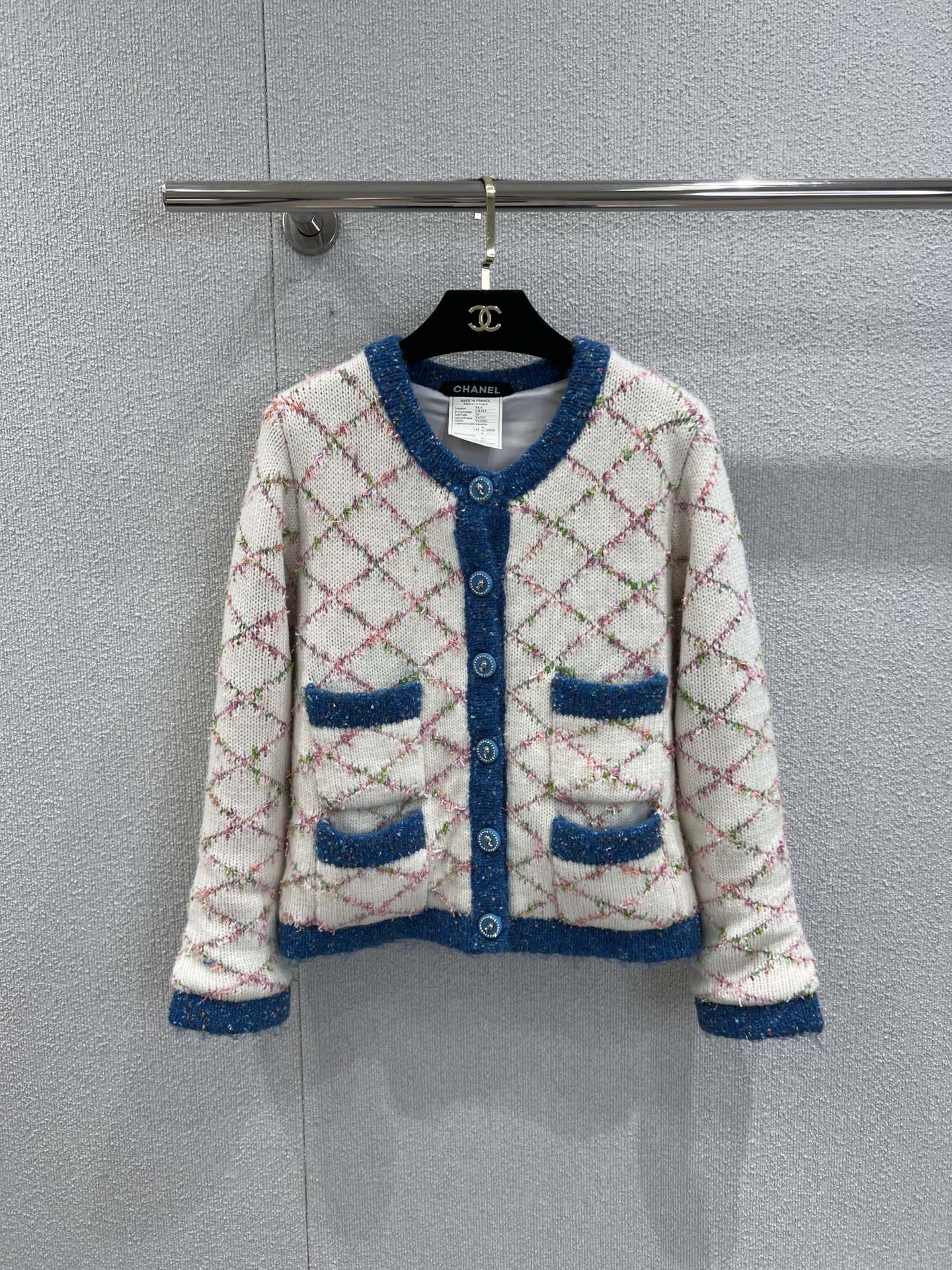 NO:562732,/Support for exchange Cha*el 25B Advanced Handicraft Workshop Series Contrast Color Edge Diamond Check Knitted Cardigan Jacket丨Exclusive high-end version!  The contrasting color design is the finishing touch. Clear blue is decorated on the collar, placket, cuffs and hem, creating a strong visual impact. It not only continues the iconic elegant tone, but also injects youthful vitality. Exquisite blue buttons embellish the placket, and the details show the brand's luxurious texture. Each one seems to hide the code of the exquisite craftsmanship of the handicraft workshop. Actual detailed pictures of S/M/L ready for sale, jackets & coats, alexander wang19860909/支持换款 Cha*el 25B高级手工坊系列撞色边菱形格针织开衫外套丨独家高版出品！撞色设计是点睛之笔,澄澈的蓝色饰于领口、门襟、袖口与下摆,形成强烈视觉冲击,既延续标志性的优雅腔调,又注入青春活力.精致的蓝色纽扣点缀门襟,细节处尽显品牌奢华质感,每一颗都似藏着手工坊的精湛工艺密码.现货发售S/M/L实拍细节图,,jackets & coats,alexander wang,Women's clothing