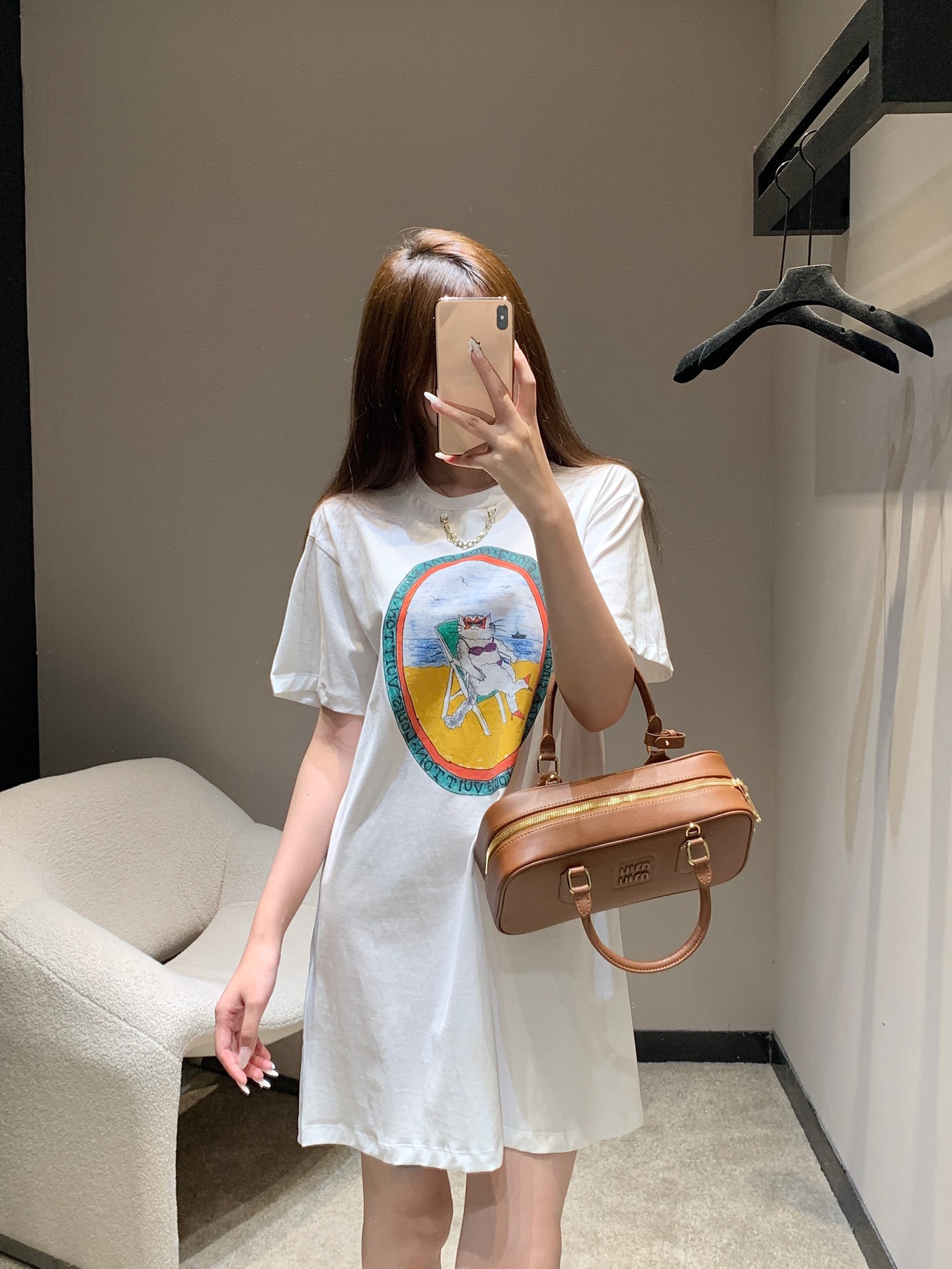 NO:561739,Louis Vui*ton 25FW early autumn new style pure cotton cat print round neck T-shirt skirt丨Exclusive high-end version!  High-count pure cotton fabrics are selected, and the visual focus is the cat illustration print on the chest, which is skin-friendly and breathable like a cloud wrap, the ribbed round neck is neat and stylish, the short-sleeved cut is suitable for the coolness of early autumn, and the skirt length just outlines the casual and lazy style. Ready for sale S/M/L,, louis vuitton, skirts, T-shirt, tees, t-shirt, alexander wang19860909Louis Vui*ton 25FW早秋新款 纯棉猫咪印花圆领T恤裙丨独家高版出品！甄选高支纯棉面料,视觉焦点当属胸前的猫咪插图印花亲肤透气如云朵裹身,罗纹圆领利落有型,短袖剪裁适配早秋微凉,裙长恰好勾勒出随性慵懒的格调.现货发售S/M/L,,louis vuitton,skirts,T-shirt,tees，t-shirt,alexander wang,Women's clothing