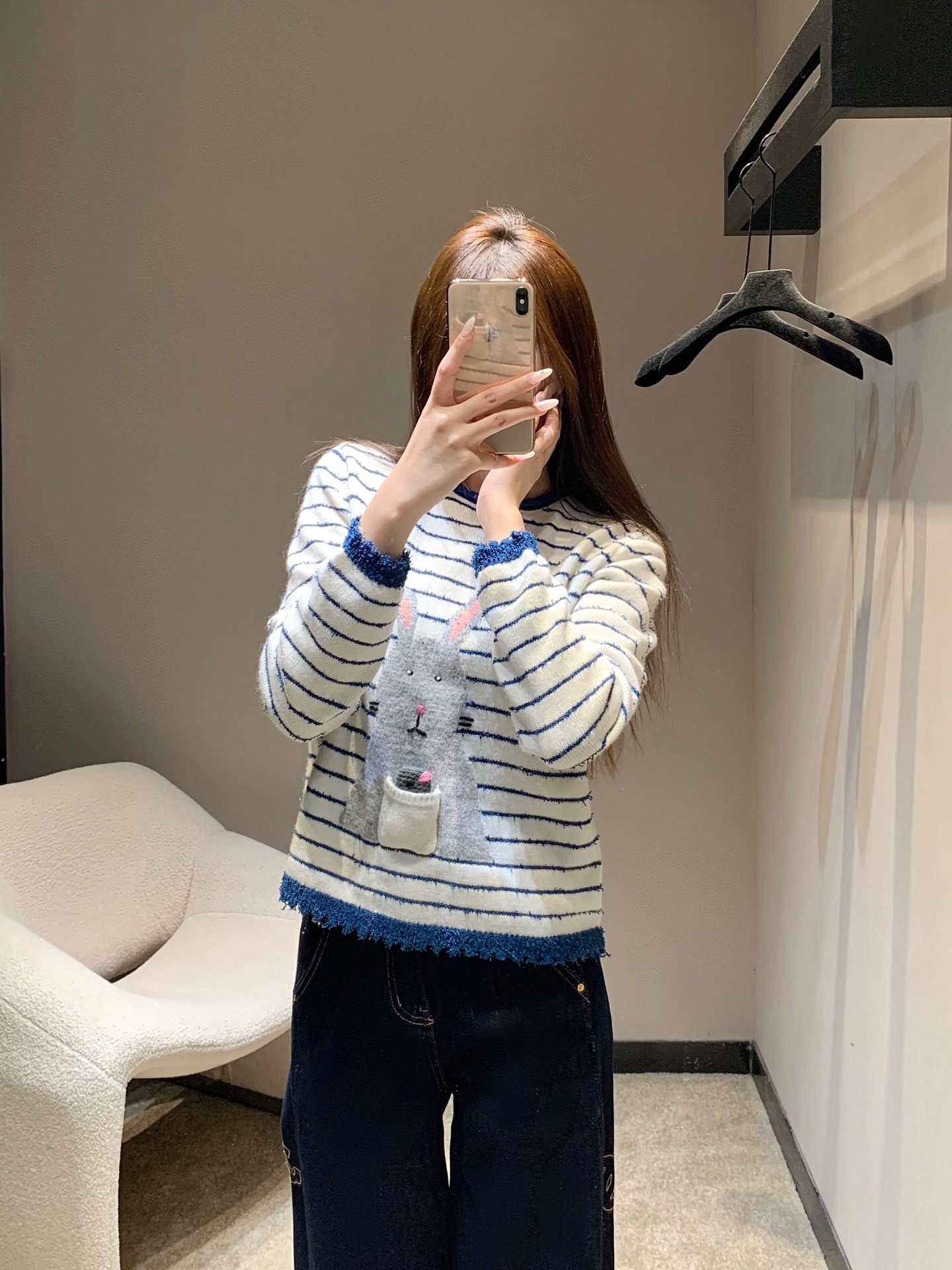 NO:561760,Chane* 25B Advanced Handicraft Workshop Series New Cute Rabbit Jacquard Striped Knitted Sweater | Exclusive high-end version!  Selected fine knitted fabrics, soft to the touch like clouds, blue and white stripes bring the casual romance of French sea soul style; the raw edge design on the edge of the body adds a bit of retro and old-fashioned art. The metal button details on the back inadvertently show elegance and attentiveness. From daily commuting to light luxury gatherings, it can help you stand out on the autumn and winter fashion track with a cute and high-end attitude. Ready for sale S/M/L, Chanel, Sweaters, Alexander  wang19860909Chane* 25B高级手工坊系列新款 萌兔提花条纹针织毛衣丨独家高版出品！精选细腻针织面料,触感柔软似云朵,蓝白条纹带着法式海魂风的随性浪漫；衣身边缘的毛边设计,又添几分复古做旧的艺术感.后背的金属纽扣细节,不经意间展露优雅小心机.从日常通勤到轻奢聚会,它都能以萌趣与高级并存的姿态,助你在秋冬时尚赛道上脱颖而出.现货发售S/M/L,,chanel,sweaters,alexander wang,Women's clothing