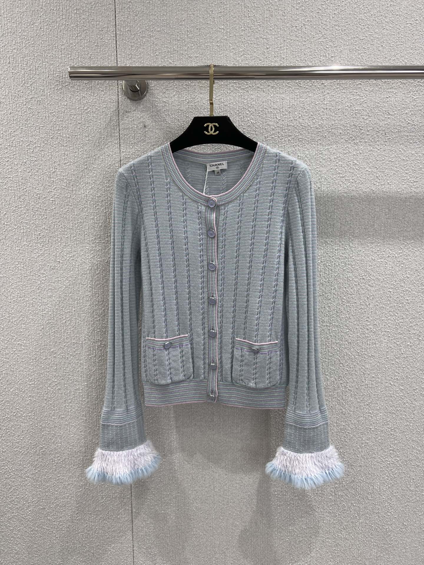 NO:561750,Supports model exchange Chane* 25B Advanced Handicraft Workshop Series New Pocket Slim Cashmere Knitted Cardigan丨Exclusively developed by yb!  High quality production!  Dyed special wool yarn, soft, delicate and comfortable, vertical stripe design adds three-dimensionality. Green-blue colored yarn with customized purple buttons and exquisite embellishment design. Special plush ruffle design on cuffs, high-end fashion sense. Available now. S/M/L real shot details,,chanel,alexander wang19860909支持换款 Chane* 25B高级手工坊系列新款 口袋修身羊绒针织开衫丨独家yb开发！高版出品！染色特种羊毛纱线,柔软细腻舒适,竖条纹设计增添立体感 绿蓝色彩色纱线搭配定制紫色纽扣精致点缀设计,袖口特种毛绒荷叶边设计,高级时尚感,现货发售S/M/L实拍细节图,,chanel,alexander wang,Women's clothing