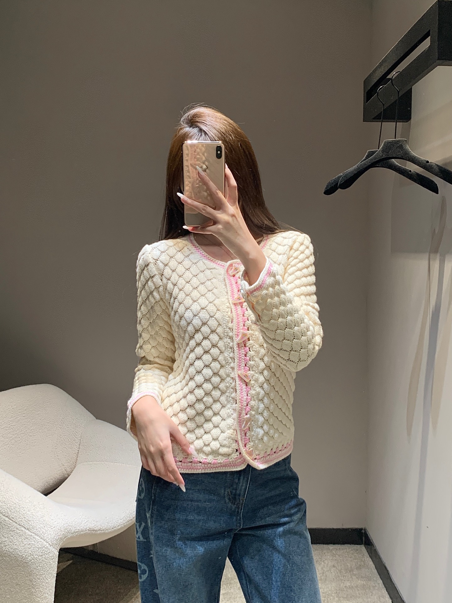 NO:562729,Cha*el 25B high-end handicraft workshop series new fish scale pattern round neck knitted cardigan丨Exclusive high-end version!  The creative buttons on the placket are the finishing touch. The shapes of pink cars and colorful sneakers are full of fun. The three-dimensional fish scale knitting is a double feast for vision and touch. The off-white model is edged with soft pink, as fresh as the spring evening breeze; the emerald green model is contrasting light pink, as bright as the midsummer sun. Every stitch of texture reveals the warmth of hand-knitting, soft and layered. When worn, you have the comfort of being gently wrapped, and the luxury of high-end materials. Ready for sale S/M/L,, alexander  wang19860909Cha*el 25B高级手工坊系列新款 鱼鳞纹圆领针织开衫丨独家高版出品！门襟的创意纽扣堪称点睛之笔,粉色汽车、彩色球鞋造型趣味十足,立体鱼鳞纹针织是视觉与触觉的双重盛宴,米白款以柔粉镶边,清新如春日晚风；翠绿款撞色淡粉,明媚似盛夏骄阳.每一针纹理都透着手工编织的温度,松软且富有层次,穿着时既有被温柔包裹的舒适,又有高级材质的奢感.现货发售S/M/L,,alexander wang,Women's clothing