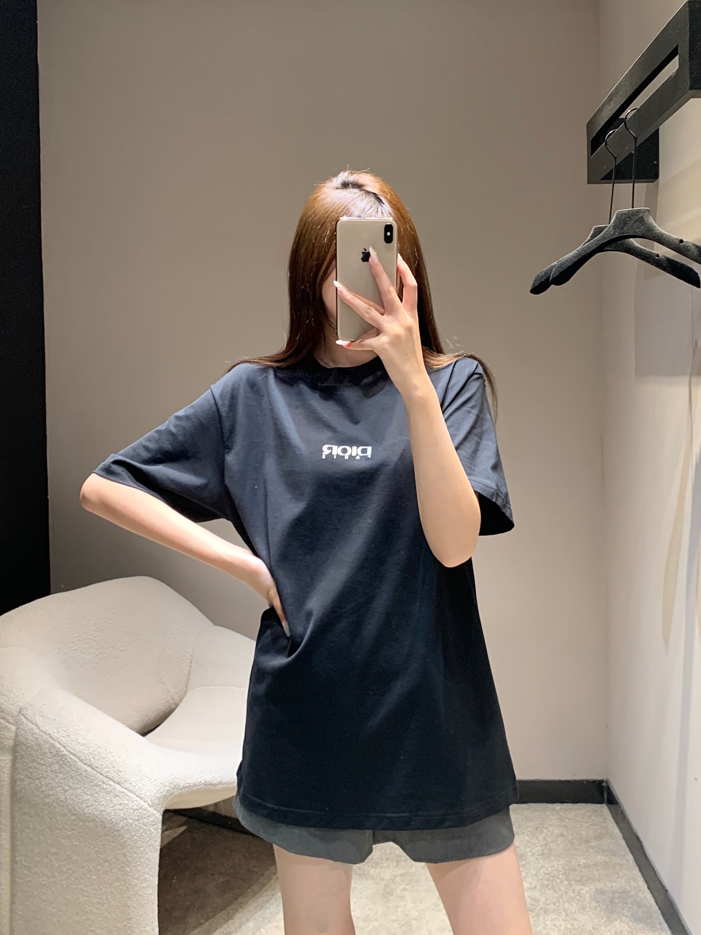 NO:562756,Dio* 25Fw early autumn new letter printed round neck short-sleeved T-shirt丨Exclusive high-end version!  This T-shirt is a wonderful fusion of simplicity and individuality. On the classic black base, the inverted letter print on the front hides ingenuity, breaks the conventional design language, and instantly lights up the visual focus; the triangle on the back is combined with the brand logo to reshape the brand recognition with geometric aesthetics, allowing the trend attitude to be easily displayed from the back. Available in stock S/M/L,, dior, T-shirt, tees, t-shirt, alexander wang19860909Dio* 25Fw早秋新款 字母印花圆领短袖T恤丨独家高版出品！这款T恤是简约与个性的绝妙融合.经典黑色基底之上,正面倒置字母印花暗藏巧思,打破常规的设计语言,瞬间点亮视觉焦点；背面的三角形与品牌标识组合,以几何美学重塑品牌辨识度,让潮流态度从背后也能轻松彰显.现货发售S/M/L,,dior,T-shirt,tees，t-shirt,alexander wang,Women's clothing