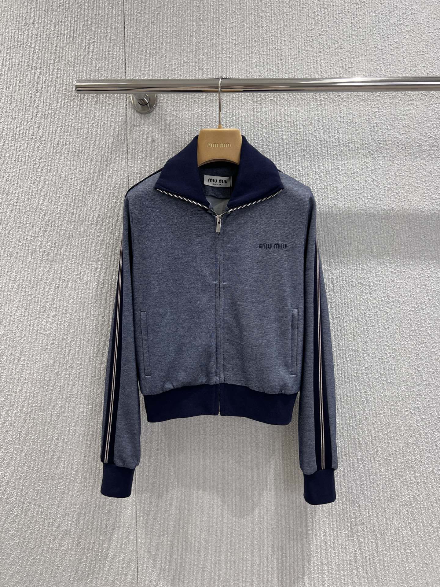 NO:563531,The jacket supports exchange. Miumi* 25Fw new autumn and winter style contrasting webbing lapel zipper jacket + short skirt suit丨exclusively developed by yb!  High quality production!  The lapel design is neat and has a retro accent, and the zipper element adds casual sexiness. The contrasting webbing extends along the side of the sleeves, which is not only a design highlight, but also quietly lengthens the body proportions. The short skirts of the same series perfectly continue the style, and the neat silhouette shows the length of the legs. It echoes the contrasting details of the jacket and adds a full sense of integrity. When going out on the street every day, it is a careful way to look taller and slimmer!  Wearing a complete set with retro sports style will make you full!  Ready sale S/M/L real shot details,,miumiu,skirts,jackets & coats,alexander wang19860909外套支持换款 Miumi* 25Fw秋冬新款 撞色织带翻领拉链外套+短裙套装丨独家yb开发！高版出品！翻领设计利落又带点复古腔调,拉链元素增添随性感.撞色织带沿着袖侧延伸,既是设计亮点,又悄悄拉长身形比例.同系列短裙完美延续风格,版型利落显腿长,与外套的撞色细节呼应,整体感拉满.日常出街时,它是显高显瘦的小心机！成套穿复古运动风直接拉满！现货发售S/M/L实拍细节图,,miumiu,skirts,jackets & coats,alexander wang,Women's clothing