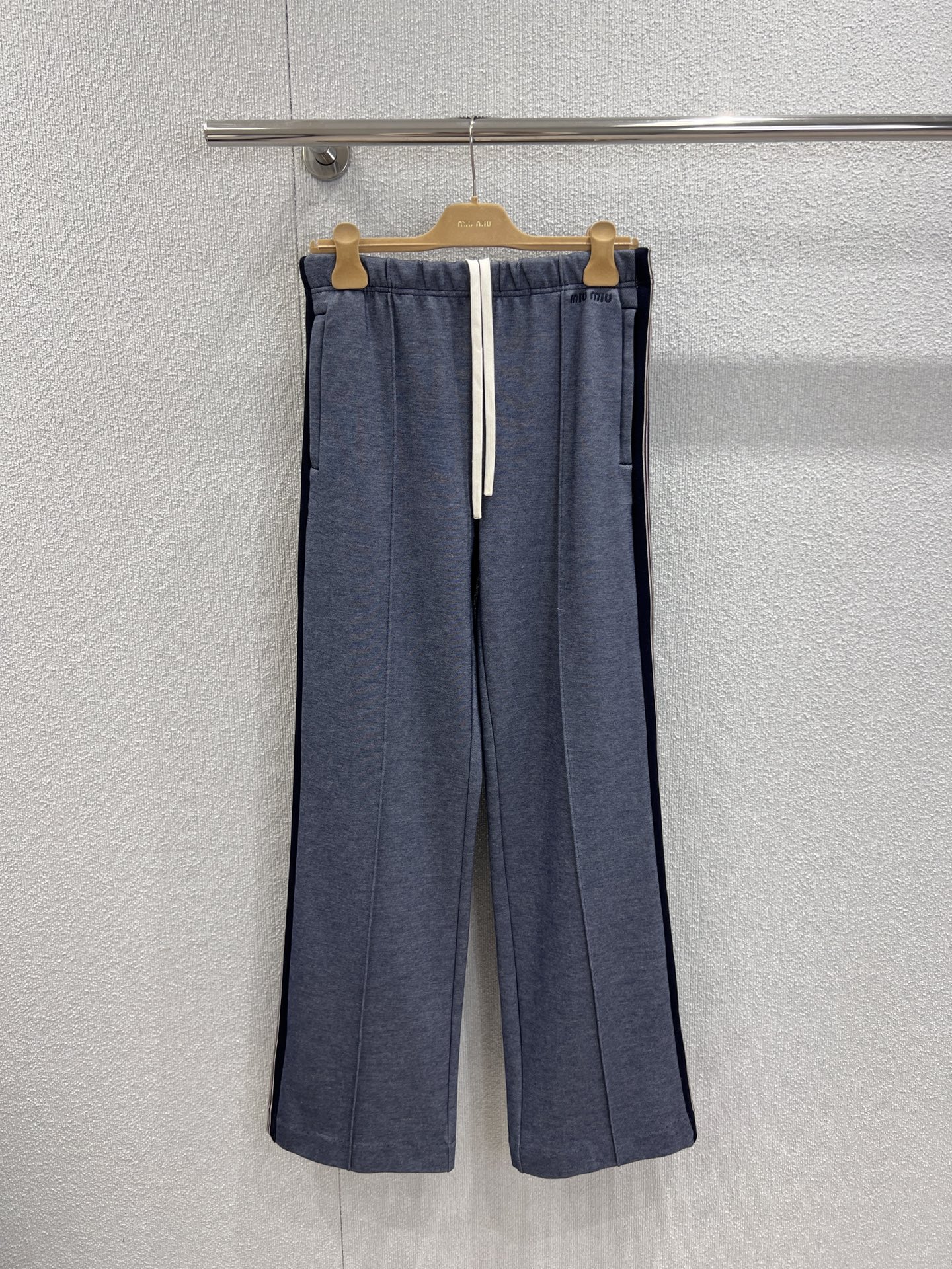 NO:563550,Supports exchange Miumi* 25FW new autumn and winter casual trousers with ribbon edges丨Exclusively developed by yb!  High quality production!  The contrasting color webbing on the side runs through the trousers, which is like adding an 'extension effect' to the legs, visually elongating the proportions instantly. The elastic waistband is matched with an off-white drawstring, which is casual and has a bit of American retro feel; the trousers are cut in a lazy wide-leg shape, but they also have a drapey feel.  There are neat lines hidden in the trousers, and the 'sweet, cool and lazy' feeling is welded to the body while walking with wind. The letter logo on the waistband is low-key and recognizable. Ready-made S/M/L real shot details,, miumiu, alexander  wang19860909支持换款 Miumi* 25FW秋冬新款 织带边休闲长裤丨独家yb开发！高版出品！侧边的撞色织带贯穿裤身,像是给双腿加了“延伸特效”,视觉上瞬间拉长比例.松紧腰头搭配米白色抽绳,随性中带着点美式复古感；裤型是慵懒的阔腿剪裁,却又在垂坠感里藏着利落线条,走路带风的同时,把“甜酷慵懒感”焊在身上.裤腰处的字母标识,低调又有辨识度,现货发售S/M/L实拍细节图,,miumiu,alexander wang,Women's clothing