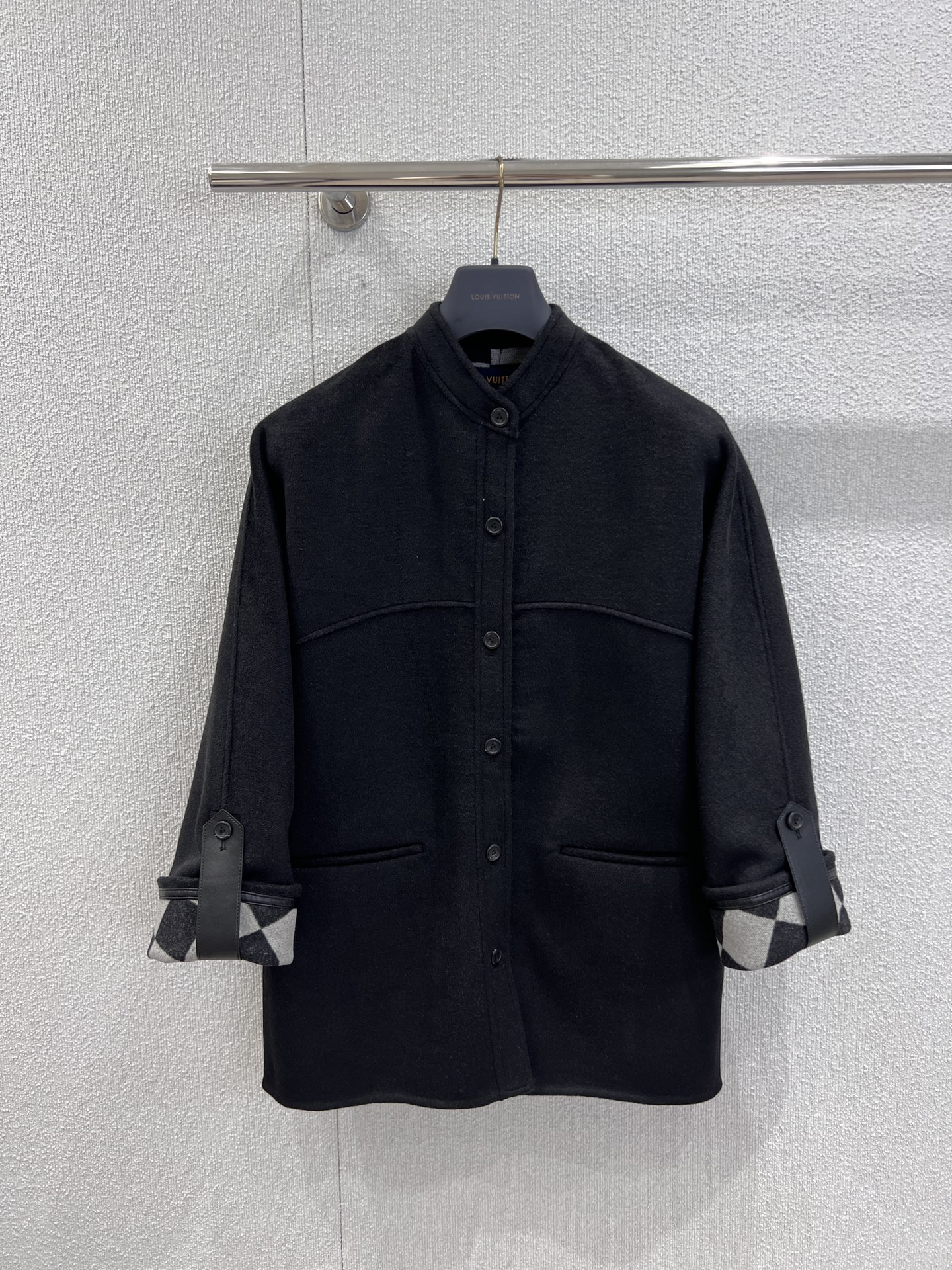 NO:563539,Comes with dust bag Louis Vui*ton 25FW new autumn and winter style temperament checkerboard roll-sleeve single-breasted mid-length coat | Exclusively developed by yb!  High quality production!  The overall design adopts a minimalist black silhouette, which is elegant and neat; the checkerboard curling design of the cuffs is the visual focus. The black and white plaid collides with the retro charm, and the leather belt makes the simple coat instantly recognizable. The single-breasted layout is classic and elegant, and the mid-length version is extremely friendly to various body shapes. It can not only tolerate the layering of inner layers, but also rely on the silhouette to support the 'relaxed and noble' style. Ready-made S/M/L real shot details, louis  vuitton,jackets & coats,alexander wang19860909配防尘袋 Louis Vui*ton 25FW秋冬新款 气质棋盘格卷袖单排扣中长大衣外套丨独家yb开发！高版出品！整体采用极简的黑色廓形,大气利落；袖口的棋盘格卷边设计是视觉焦点,黑白灰的格纹碰撞复古韵味,搭配皮质束带,让简约大衣瞬间拥有了潮流辨识度.单排扣布局经典大气,中长版型对各种身形都极度友好,既能包容内搭的叠穿层次,又能靠廓形撑起“松弛显贵”的风格.现货发售S/M/L实拍细节图,,louis vuitton,jackets & coats,alexander wang,Women's clothing