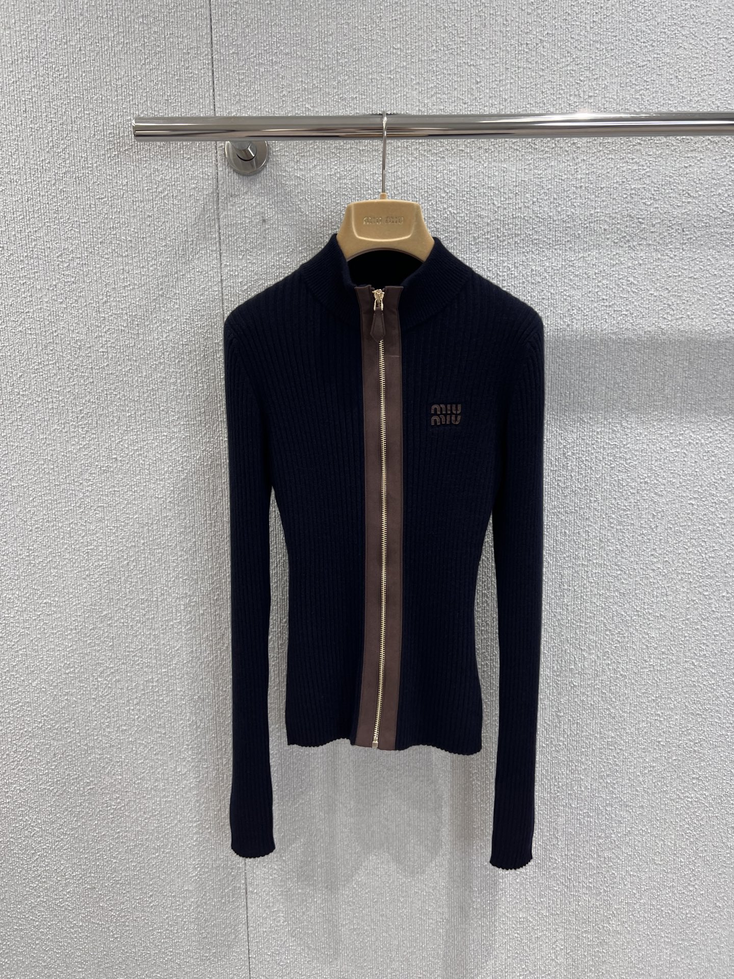 NO:562734,Supports exchange Miumi* 25Fw early autumn new style letter logo stand collar zipper knitted cardigan丨Exclusively developed by yb!  High quality production!  Made of wool knitted fabric, it has a fine texture and good ductility, making it comfortable and skin-friendly to wear; the joint between the stand-up collar and the zipper is exquisitely crafted, and the iconic element on the chest is highly recognizable; it combines retro and sweet-cool styles and is suitable for a variety of early autumn dressing scenes. Ready-made S/M/L real shot details,, miumiu, alexander wang19860909支持换款 Miumi* 25Fw早秋新款 字母logo立领拉链针织开衫丨独家yb开发！高版出品！采用羊毛针织面料,质感细腻且具有良好的延展性,穿着舒适亲肤；立领与拉链的结合处工艺精致,胸前标志性元素,辨识度极高；融合了复古与甜酷风格,适配多种早秋穿搭场景.现货发售S/M/L实拍细节图,,miumiu,alexander wang,Women's clothing