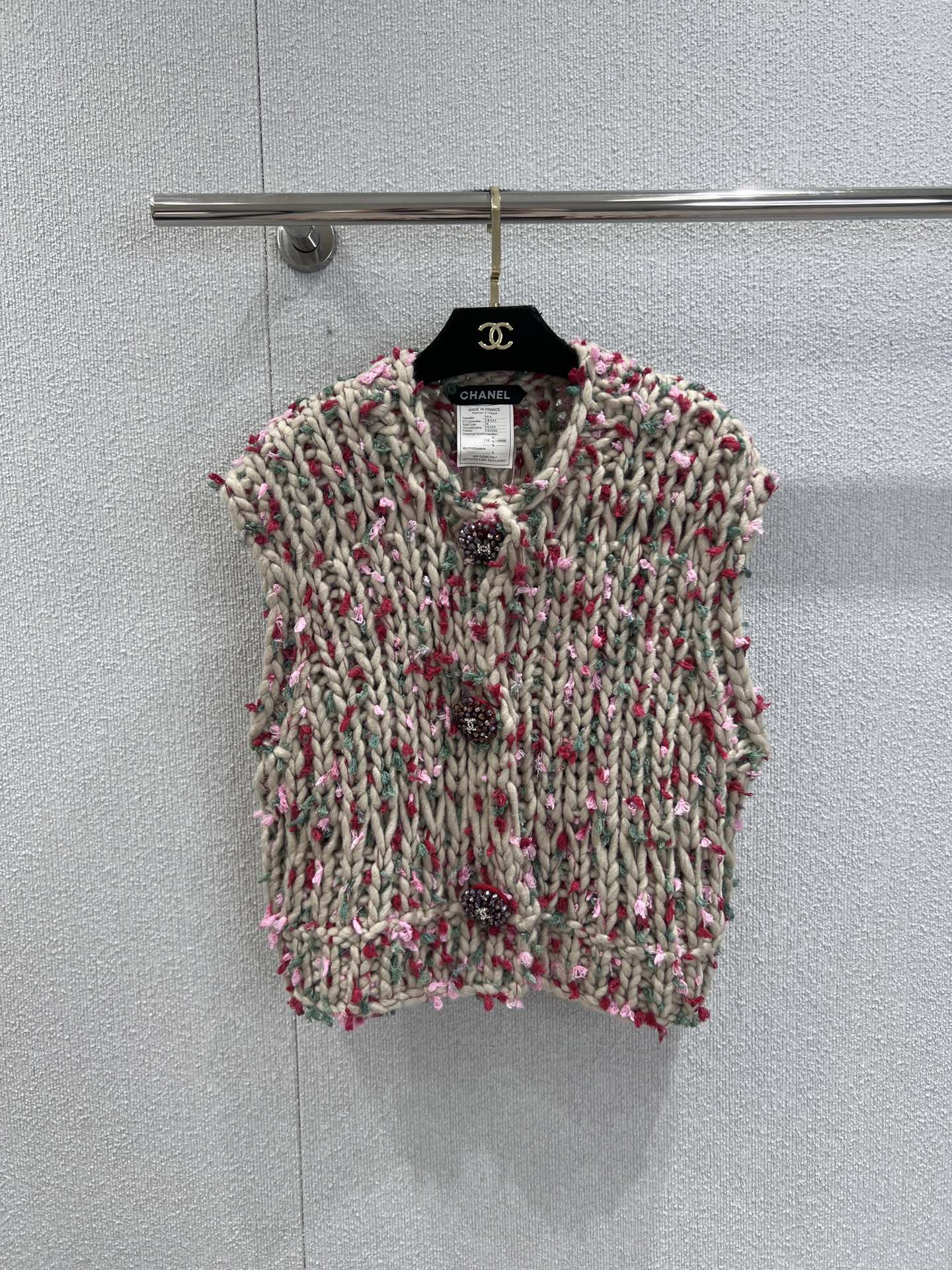 NO:564928,Supports exchange of models Chan*l 25Fw new autumn and winter retro thick-needle three-button vest | Exclusive high-end version!  It is based on a beige tone, mixed with colorful yarns such as crimson, soft pink, light green, etc., and woven with thick needles with a full hand-feel. Three three-dimensional buttons studded with rhinestones and brand logos are embellished on the front like jewelry. It is not only a functional design, but also the finishing touch of luxury aesthetics!  Ready sale S/M/L real shot details,,chanel,alexander wang19860909支持换款 Chan*l 25Fw秋冬新款 复古粗针三粒扣背心马甲丨独家高版出品！以米调为底,糅合绯红、柔粉、浅绿等斑斓纱线,通过手工感十足的粗针编织,三颗缀满水钻与品牌标识的立体纽扣,如珠宝般点缀于前襟,既是功能性设计,更是奢华美学的点睛之笔！现货发售S/M/L实拍细节图,,chanel,alexander wang,Women's clothing
