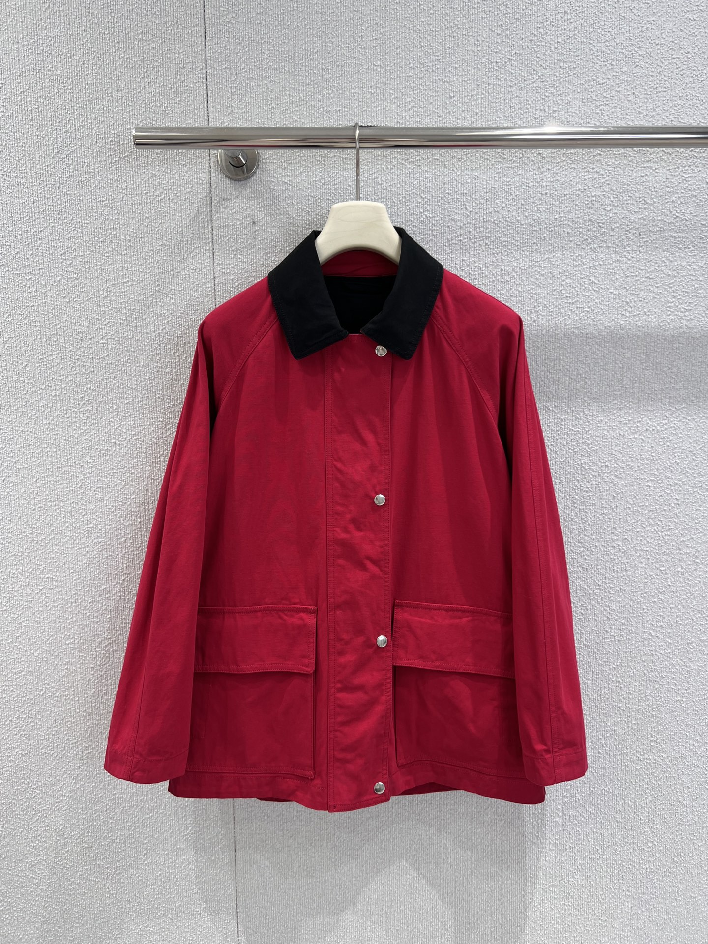 NO:563564,Support exchange The Row 25Fw new autumn and winter minimalist silhouette retro contrasting color jacket丨Exclusive high-end version!  The black and red contrasting neckline is the visual focus, instantly lighting up the overall look, with a strong retro charm; the silhouette is loose but not draggy, and is extremely friendly to all body shapes. It can not only accommodate the layering of inner layers, but also rely on the pattern to support the 'relaxed and elegant' style.  .Metal snaps and hidden zipper double placket design, both practical and textured; the drawstring details on the back are hidden, and the tightness can be adjusted according to preference to create different styles of silhouette changes. Ready-made S/M/L real shot details,,jackets  & coats,jackets & coats,alexander wang19860909支持换款 The Row 25Fw秋冬新款 极简廓形复古撞色夹克外套丨独家高版出品！黑红撞色领口是视觉焦点,瞬间点亮整体造型,带着浓郁的复古韵味；廓形剪裁宽松却不拖沓,对各种身形都极度友好,既能包容内搭的叠穿层次,又能靠版型撑起“松弛显贵”的风格.金属按扣与隐藏式拉链双门襟设计,实用与质感并存；背部抽绳细节暗藏小心机,可根据喜好调节松紧,打造不同风格的廓形变化.现货发售S/M/L实拍细节图,,jackets & coats,jackets & coats,alexander wang,Women's clothing