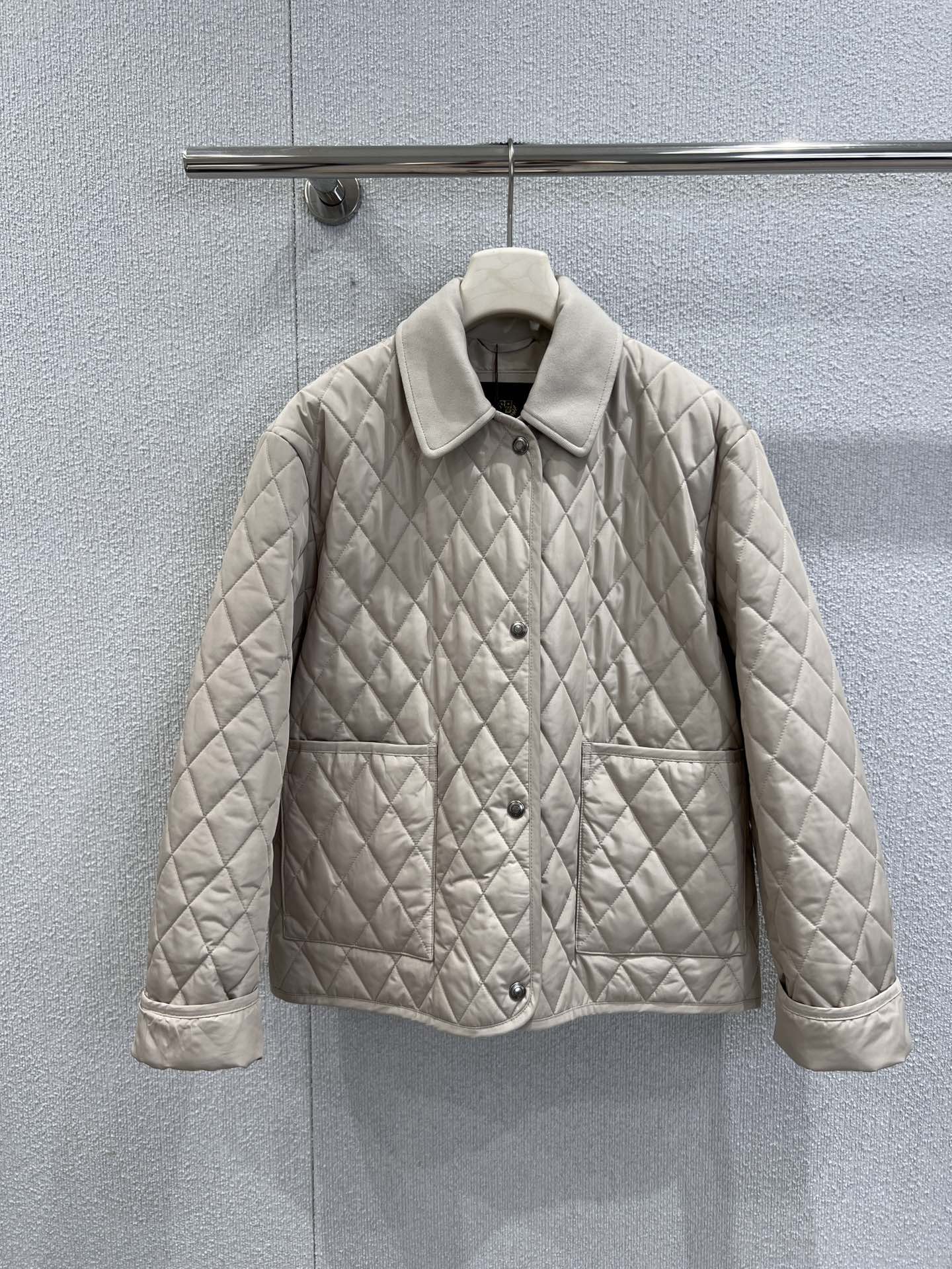 NO:563508,Supports exchange Loro Pi*na 25Fw early autumn new style diamond quilted old money style lapel cotton jacket丨Exclusively developed by yb!  High quality production!  The lapel design is retro and grand, easily outlining the neat neck line; the loose but not bloated silhouette is friendly to all body shapes. It can be layered with sweaters to create a sense of layering, or worn alone to support a 'relaxed and elegant' style. The metal buttons are low-key embellishments, echoing the rhombus texture, and every detail tells the story of L P's ingenuity. Real-shot details of S/M/L ready for sale, loro piana, alexander wang19860909支持换款 Loro Pi*na 25Fw早秋新款 菱格绗缝老钱风翻领棉服丨独家yb开发！高版出品！翻领设计复古又大气,轻松勾勒出利落的颈部线条；宽松却不臃肿的廓形,对各种身形都很友好,既能叠穿针织衫打造层次感,单穿也能靠版型撑起“松弛显贵”的风格.金属纽扣低调点缀,与菱格纹理形成呼应,每一处细节都在诉说L P的匠心底蕴.现货发售S/M/L实拍细节图,,loro piana,alexander wang,Women's clothing