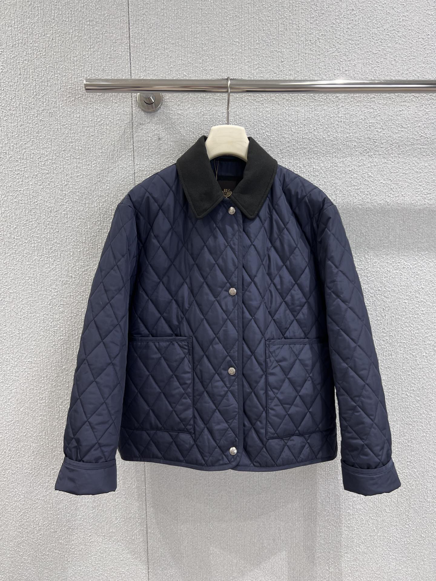 NO:563521,Supports exchange Loro Pi*na 25Fw early autumn new style diamond quilted old money style lapel cotton jacket丨Exclusively developed by yb!  High quality production!  The lapel design is retro and grand, easily outlining the neat neck line; the loose but not bloated silhouette is friendly to all body shapes. It can be layered with sweaters to create a sense of layering, or worn alone to support a 'relaxed and elegant' style. The metal buttons are low-key embellishments, echoing the rhombus texture, and every detail tells the story of L P's ingenuity. Real-shot details of S/M/L ready for sale, loro piana, alexander wang19860909支持换款 Loro Pi*na 25Fw早秋新款 菱格绗缝老钱风翻领棉服丨独家yb开发！高版出品！翻领设计复古又大气,轻松勾勒出利落的颈部线条；宽松却不臃肿的廓形,对各种身形都很友好,既能叠穿针织衫打造层次感,单穿也能靠版型撑起“松弛显贵”的风格.金属纽扣低调点缀,与菱格纹理形成呼应,每一处细节都在诉说L P的匠心底蕴.现货发售S/M/L实拍细节图,,loro piana,alexander wang,Women's clothing