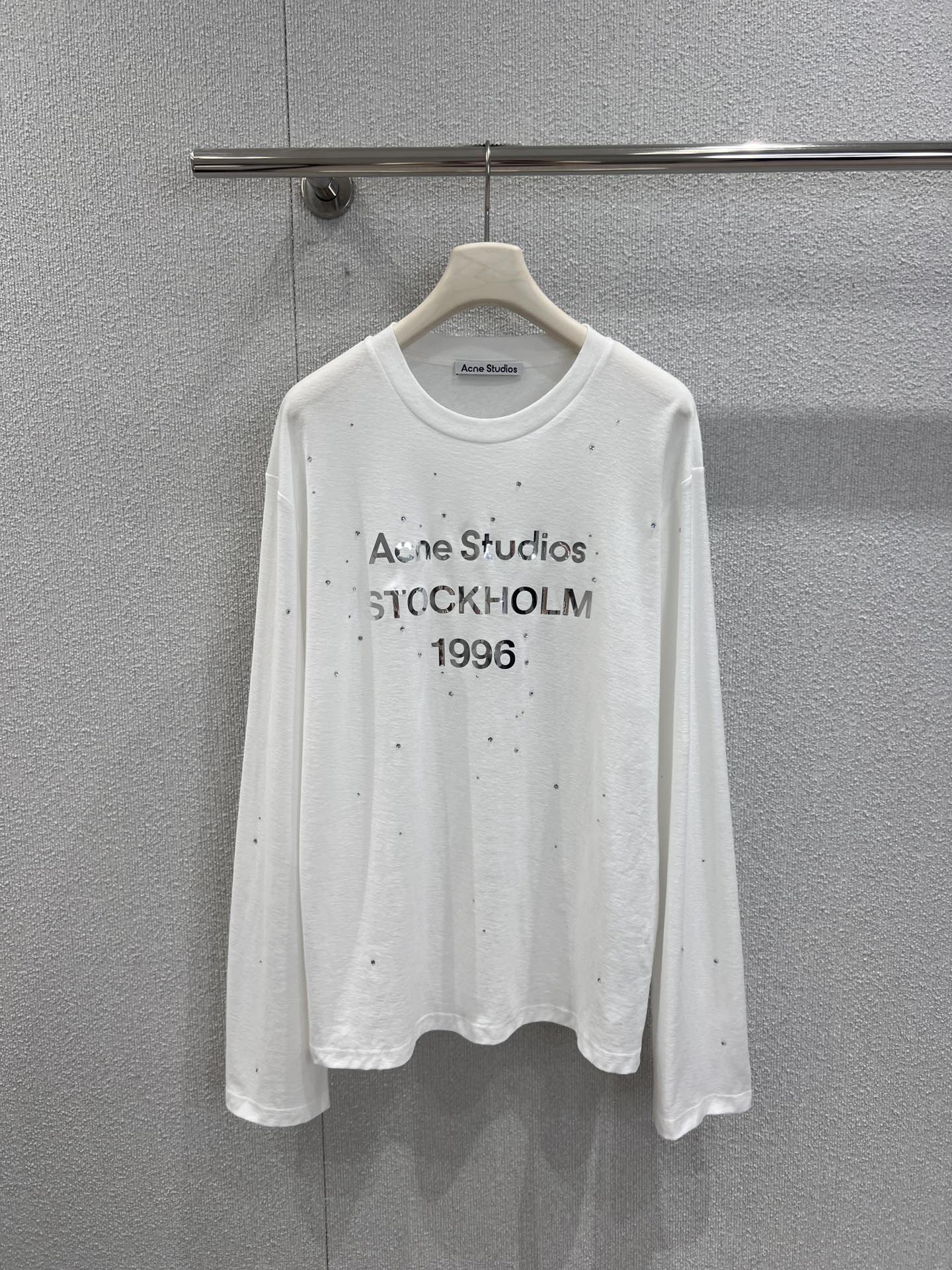 NO:563516,Supports exchange. Acne Stud*os 25Fw limited new model 1996 mirror printed hot diamond long-sleeved T-shirt丨Exclusive high-end version!  The fabric selected is soft and skin-friendly, comfortable and breathable to wear. It can be used as an inner layer in autumn and winter to keep warm and not stuffy. It can also be worn alone to support the look with its texture. The mirror printing of 1996 letters on the chest is made of solid craftsmanship, and the inlay of hot diamonds is also very solid and can withstand it.  The wear and tear of daily wear makes fashionable items also practical. The loose long-sleeved version is lazy and casual, friendly to all body shapes, and can be worn alone or layered to create a style. Ready-made S/M/L real shot details, Acne  studios,tees,t-shirt,alexander wang19860909支持换款 Acne Stud*os 25Fw限定新款 1996镜面印花烫钻长袖T恤丨独家高版出品！选用的面料柔软亲肤,穿着舒适透气,秋冬作为内搭保暖不闷热,单穿也能靠质感撑起造型.胸前的1996字母镜面印花的工艺牢固,烫钻的镶嵌也很扎实,经得起日常穿搭的磨损,让潮流单品也能兼具实穿性.宽松的长袖版型慵懒随性,对各种身形都很友好,单穿叠穿都能玩出风格.现货发售S/M/L实拍细节图,,acne studios,tees，t-shirt,alexander wang,Women's clothing