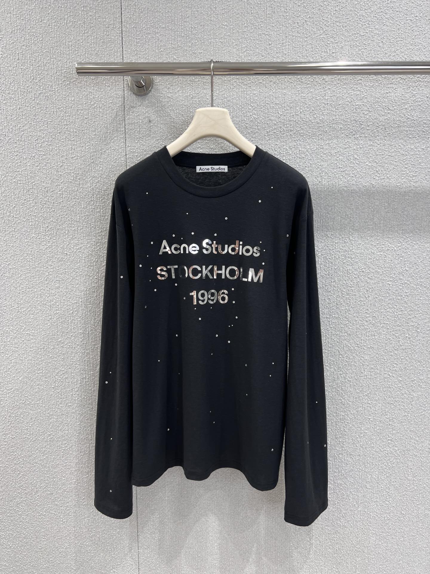 NO:563527,Supports exchange. Acne Stud*os 25Fw limited new model 1996 mirror printed hot diamond long-sleeved T-shirt丨Exclusive high-end version!  The fabric selected is soft and skin-friendly, comfortable and breathable to wear. It can be used as an inner layer in autumn and winter to keep warm and not stuffy. It can also be worn alone to support the look with its texture. The mirror printing of 1996 letters on the chest is made of solid craftsmanship, and the inlay of hot diamonds is also very solid and can withstand it.  The wear and tear of daily wear makes fashionable items also practical. The loose long-sleeved version is lazy and casual, friendly to all body shapes, and can be worn alone or layered to create a style. Ready-made S/M/L real shot details, Acne  studios,tees,t-shirt,alexander wang19860909支持换款 Acne Stud*os 25Fw限定新款 1996镜面印花烫钻长袖T恤丨独家高版出品！选用的面料柔软亲肤,穿着舒适透气,秋冬作为内搭保暖不闷热,单穿也能靠质感撑起造型.胸前的1996字母镜面印花的工艺牢固,烫钻的镶嵌也很扎实,经得起日常穿搭的磨损,让潮流单品也能兼具实穿性.宽松的长袖版型慵懒随性,对各种身形都很友好,单穿叠穿都能玩出风格.现货发售S/M/L实拍细节图,,acne studios,tees，t-shirt,alexander wang,Women's clothing