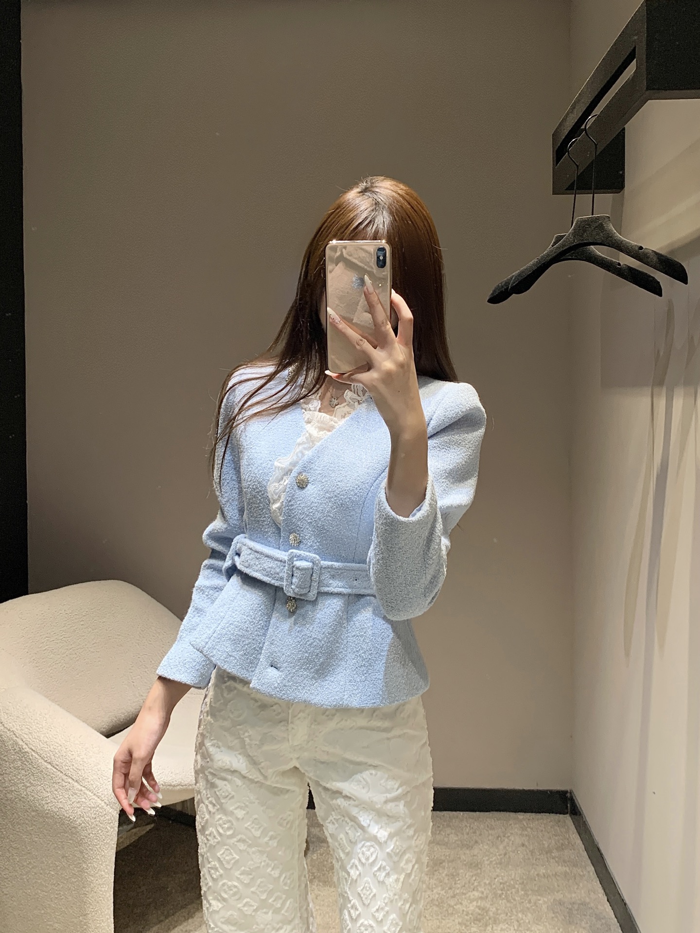 NO:564924,self-portr*it 25Fw new autumn and winter style haze blue diamond embellished lace splicing belt woolen small jacket丨Exclusive high-end version!  The woolen fabric has its own texture, thick but not heavy. The lace splicing at the neckline is smart and romantic. The diamond embellishment is like starlight, which instantly lights up the overall look and adds a sense of light luxury. The detachable belt design can be used to shape the waist at will and cleverly outline the graceful waistline. Whether it is paired with a skirt or trousers, it can easily create a high-end proportion. It is comfortable to wear and has a strong accent. Available now in S/M/L, skirts, jackets &  coats,alexander wang19860909self-portr*it 25Fw秋冬新款 雾霾蓝钻饰蕾丝拼接腰带粗纺小外套丨独家高版出品！粗纺面料自带肌理感,厚实却不厚重,领口处的蕾丝拼接灵动又浪漫,钻饰点缀如星光洒落,瞬间点亮整体造型,将轻奢感拉满,可拆卸腰带设计,可随心打造收腰造型,巧妙勾勒出曼妙腰线,无论是搭配裙装还是裤装,都能轻松塑造出高级感十足的比例.穿着舒适且极具腔调.现货发售S/M/L,,skirts,jackets & coats,alexander wang,Women's clothing