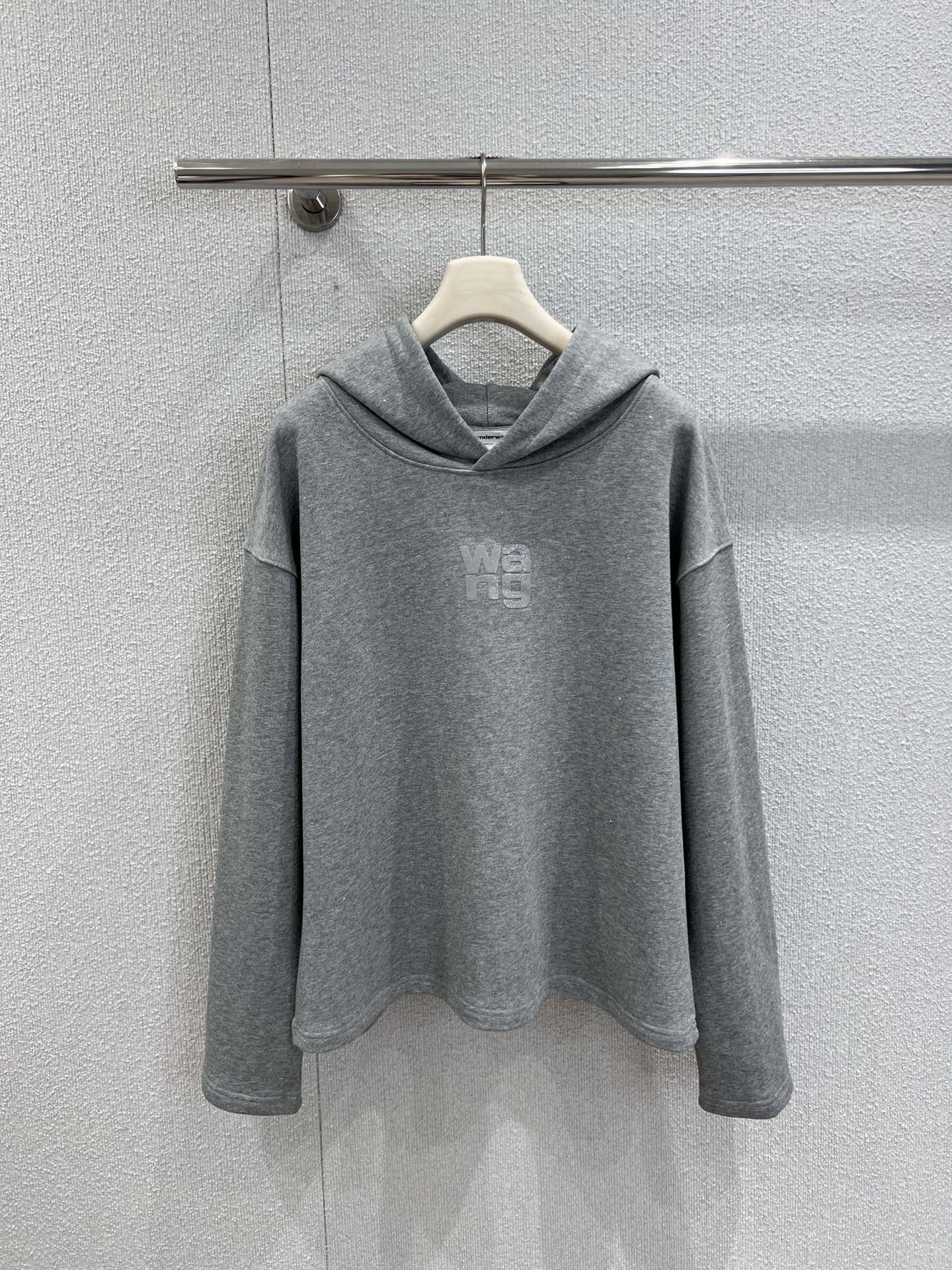 NO:564916,Supports exchange Alexan*er Wang 25FW new autumn and winter gray letter embossed hooded sweatshirt丨Exclusive high-end version!  Made of skin-friendly and soft sweatshirt fabric, classic hooded tailoring, gray tones are high-end and versatile, and the three-dimensional letter embossed design on the chest is low-key but highly recognizable. The loose version is friendly to all body types. It can show a casual and uninhibited fashion attitude when worn alone or layered. Ready-made S/M/L real shot details, hoodie, sweatshirts, hats, alexander wang19860909支持换款 Alexan*er Wang 25FW秋冬新款 灰色字母压印连帽卫衣丨独家高版出品！选用亲肤软糯的卫衣面料,经典连帽剪裁,灰色调高级百搭,胸前立体字母压印设计,低调却极具辨识度,宽松版型对各种身材友好,单穿叠搭都能展现出随性不羁的时尚态度.现货发售S/M/L实拍细节图,,hoodie,sweatshirts,hats,alexander wang,Women's clothing