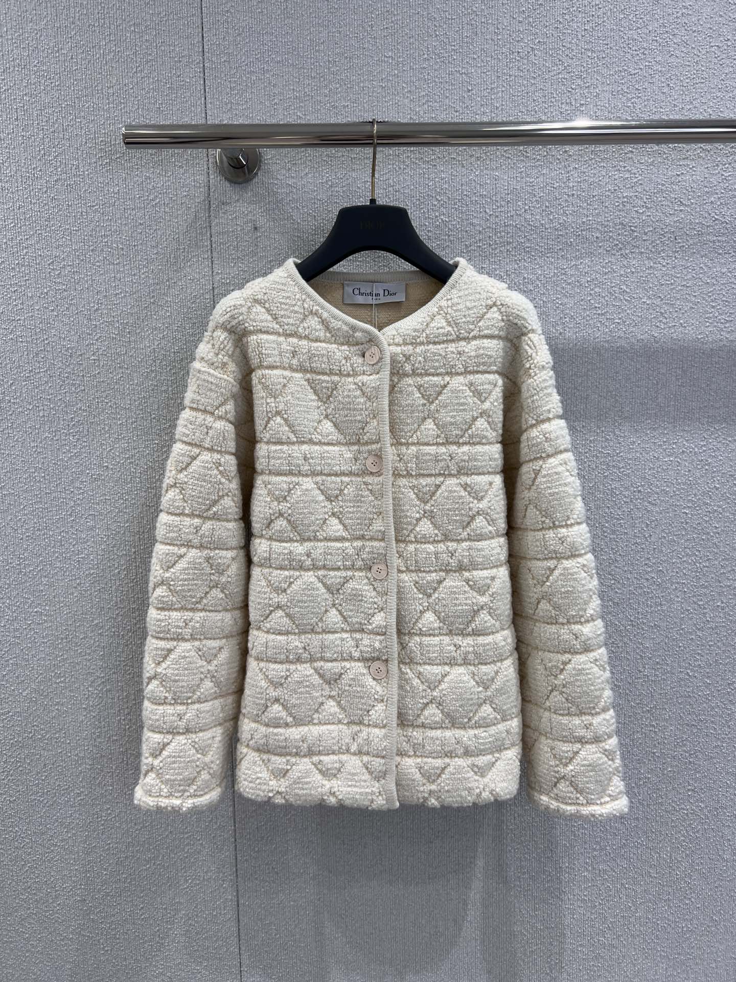 NO:564927,Support exchange Dio* 25FW new autumn and winter cannage knitted single-breasted cardigan jacket丨Exclusive high-end version!  All-over three-dimensional cannage knitting, embossed letter logo on the back, luxurious ratio of 56 sheep wool + 24 cashmere nylon, Italian origin craftsmanship, so that the fabric has the softness and warmth of cashmere, but also has the three-dimensional texture of knitting. You can enjoy a cloud-like luxury experience when you touch the skin. Winter protection and fashion coexist. Ready-made S/M/L real shot details, dior, jackets & coats, alexander wang19860909支持换款 Dio* 25FW秋冬新款 藤格纹针织单排扣开衫外套丨独家高版出品！满幅立体藤格纹针织,后背浮雕式字母标识,56绵羊毛+24山羊绒锦纶的奢华配比,意大利原产工艺,让面料既有羊绒的柔糯保暖,又兼具针织的立体肌理,触肤即享云朵般的奢适体验,秋冬御寒与时髦并存.现货发售S/M/L实拍细节图,,dior,jackets & coats,alexander wang,Women's clothing