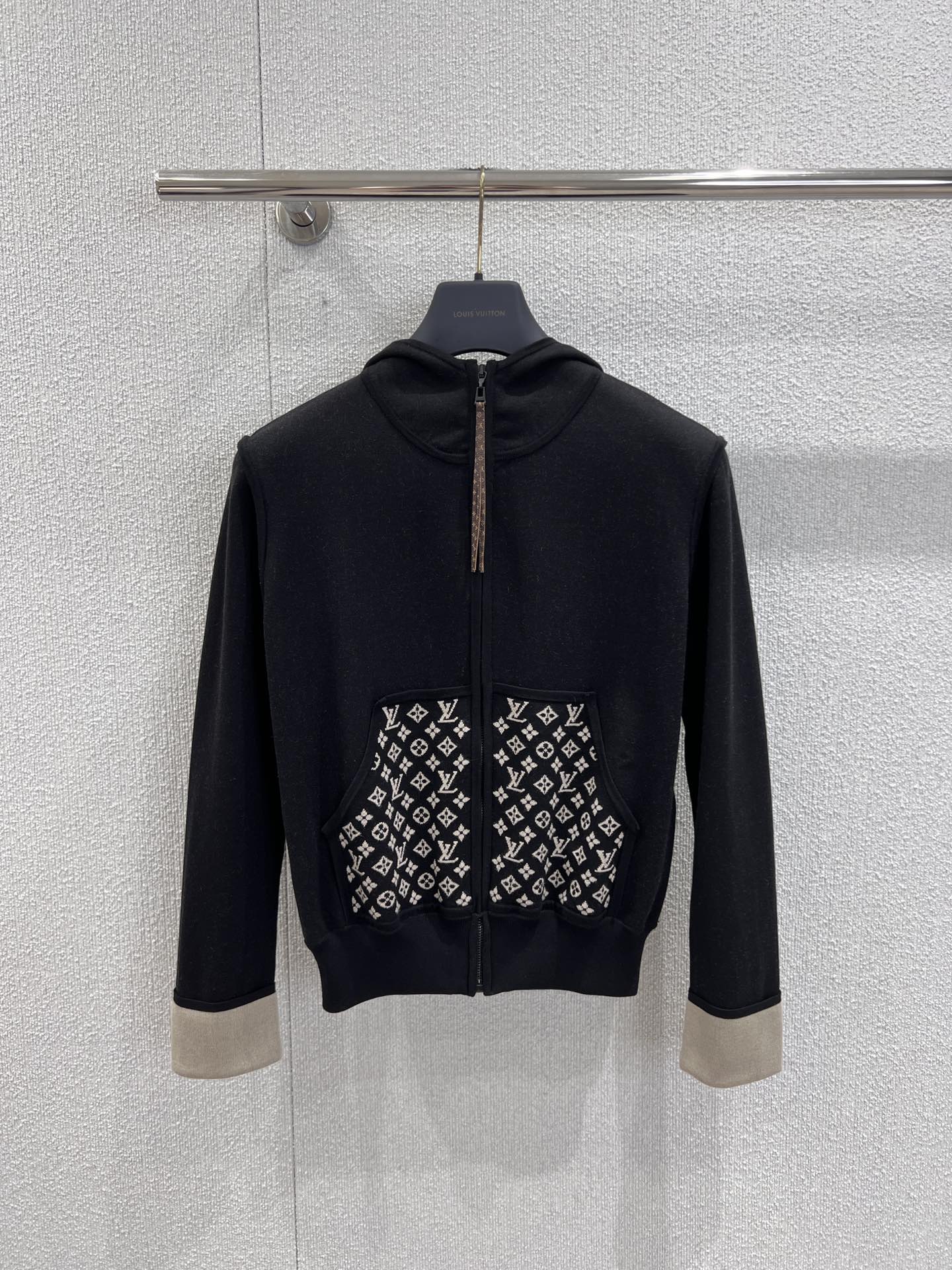 NO:576096,Support exchange Louis Vuitt*n 25FW early autumn new Flight Mode series jacquard wool jacket丨Exclusively developed by yb!  High quality production!  Sheep wool, soft and warm, perfect for autumn and winter!  Black main color + classic Monogram jacquard, perfect for recognition. Hooded zipper design, easy to put on and take off, cuffs and hem are spliced ​​with light colors, and the layering is improved!  It can be easily managed in daily casual or sports style, comfortable and fashionable. It is a classic choice for women's clothing series~ Ready-made S/M/L real shot details, louis vuitton, jackets & coats, hats, alexander wang19860909支持换款 Louis Vuitt*n 25FW早秋新款 Flight Mode系列提花羊毛外套丨独家yb开发！高版出品！绵羊毛,柔软又保暖,秋冬穿超合适！黑色主色+经典Monogram提花,辨识度满分十.连帽拉链设计,穿脱方便,袖口和下摆拼接浅色,层次感UP！日常休闲或运动风都能轻松驾驭,舒适又时髦,是女装系列的经典之选~现货发售S/M/L实拍细节图,,louis vuitton,jackets & coats,hats,alexander wang,Women's clothing