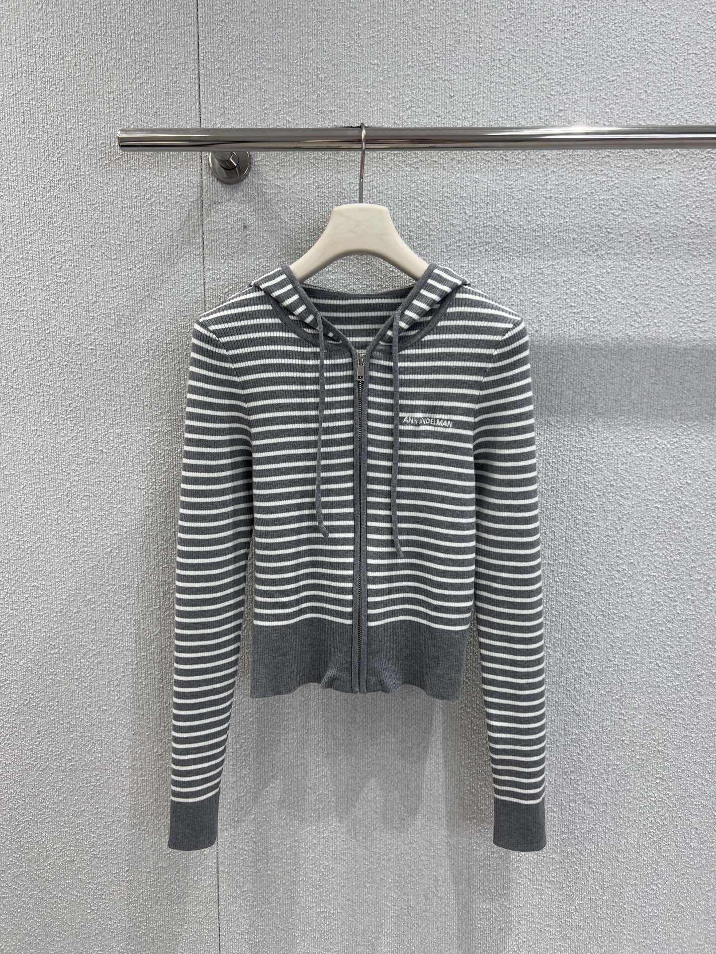 NO:564933,Support exchange ANN ANDELM*N 25Fw new autumn and winter gray striped hooded knitted cardigan丨Exclusive high version!  The hooded design has a casual attribute, and the drawstring details add a layer of style; the full zipper closure can be worn open to create a casual atmosphere. The classic gray and white stripes are intertwined, and the brand letter logo on the chest low-key highlights your identity, making you easily become the focus of fashion among the crowd!  Ready sale S/M/L real shot details,,hats,alexander wang19860909支持换款 ANN ANDELM*N 25Fw秋冬新款 灰色条纹连帽针织开衫丨独家高版出品！连帽设计自带休闲属性,抽绳细节增添造型层次；全拉链开合,可敞开穿营造随性氛围,经典灰白条交织,胸前品牌字母标识低调彰显身份,让你在人群中轻松成为潮流焦点！现货发售S/M/L实拍细节图,,hats,alexander wang,Women's clothing